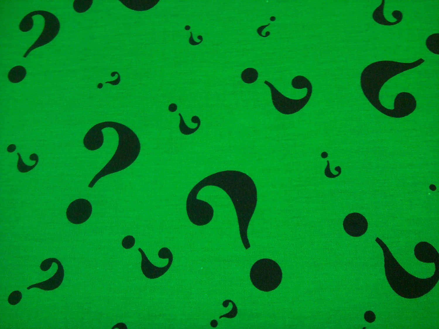 Question Mark 桌布 壁紙 — 充滿活力的綠色布料上散佈著黑色問號和圓點，形成大膽的圖案。