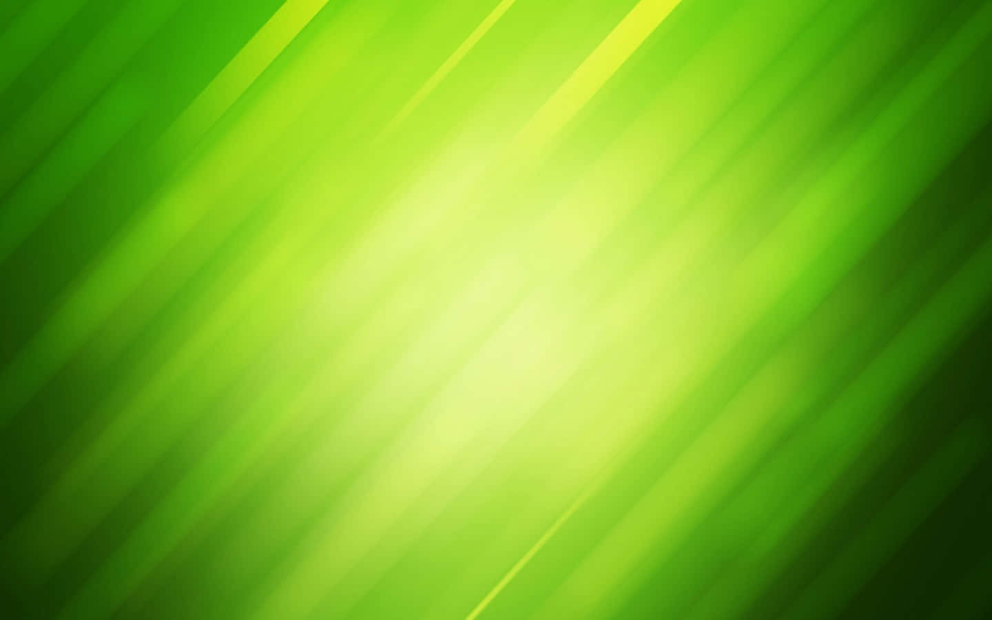 Light Green 桌布 壁紙 — 充滿活力的綠色抽象背景，帶有從亮黃色漸變到深綠色的對角光條。