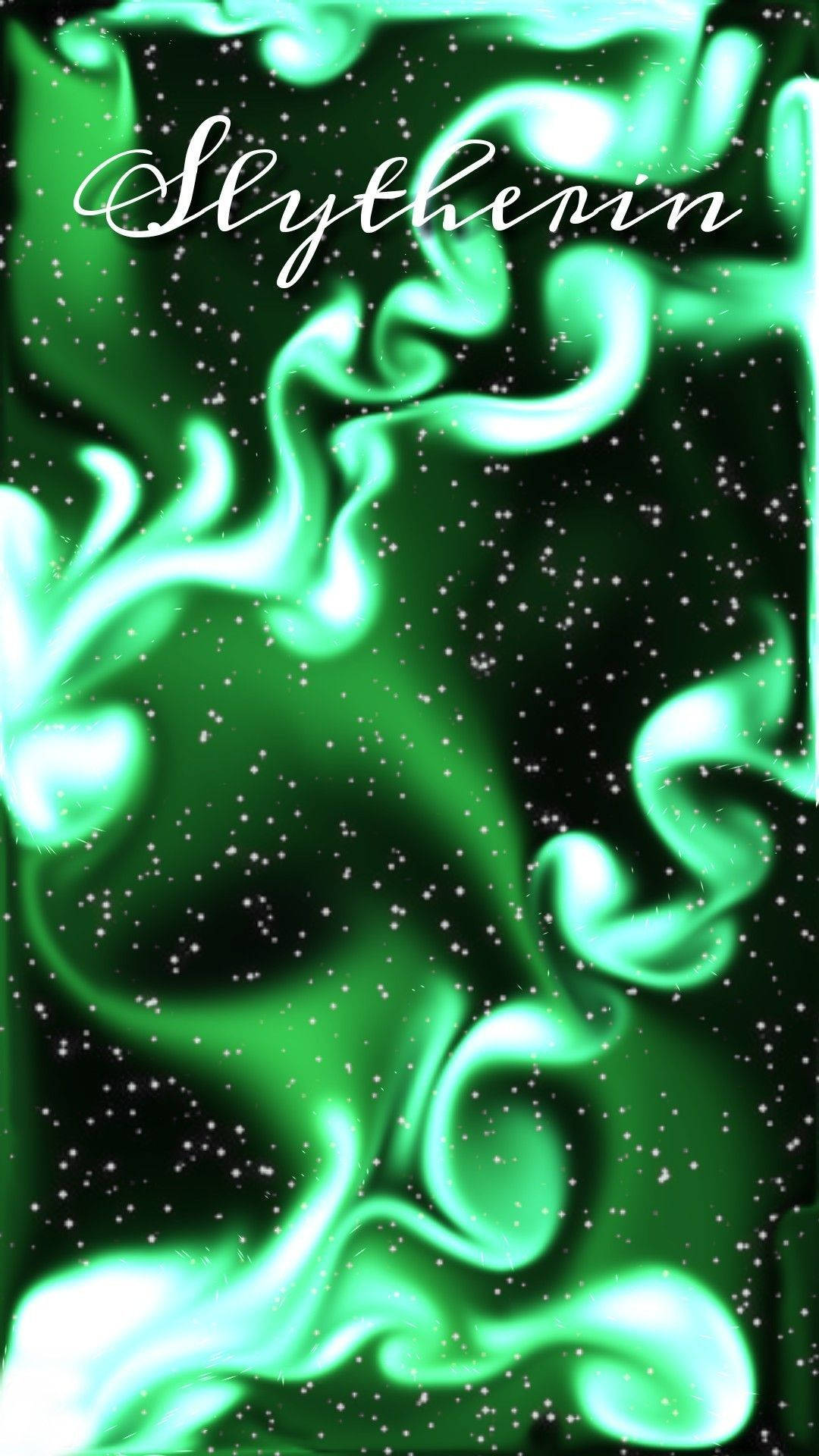 史萊哲林美學 桌布 壁紙 — 充滿活力的綠色旋轉星雲，閃爍的星星和優雅的草書史萊哲林文字，以宇宙為背景。