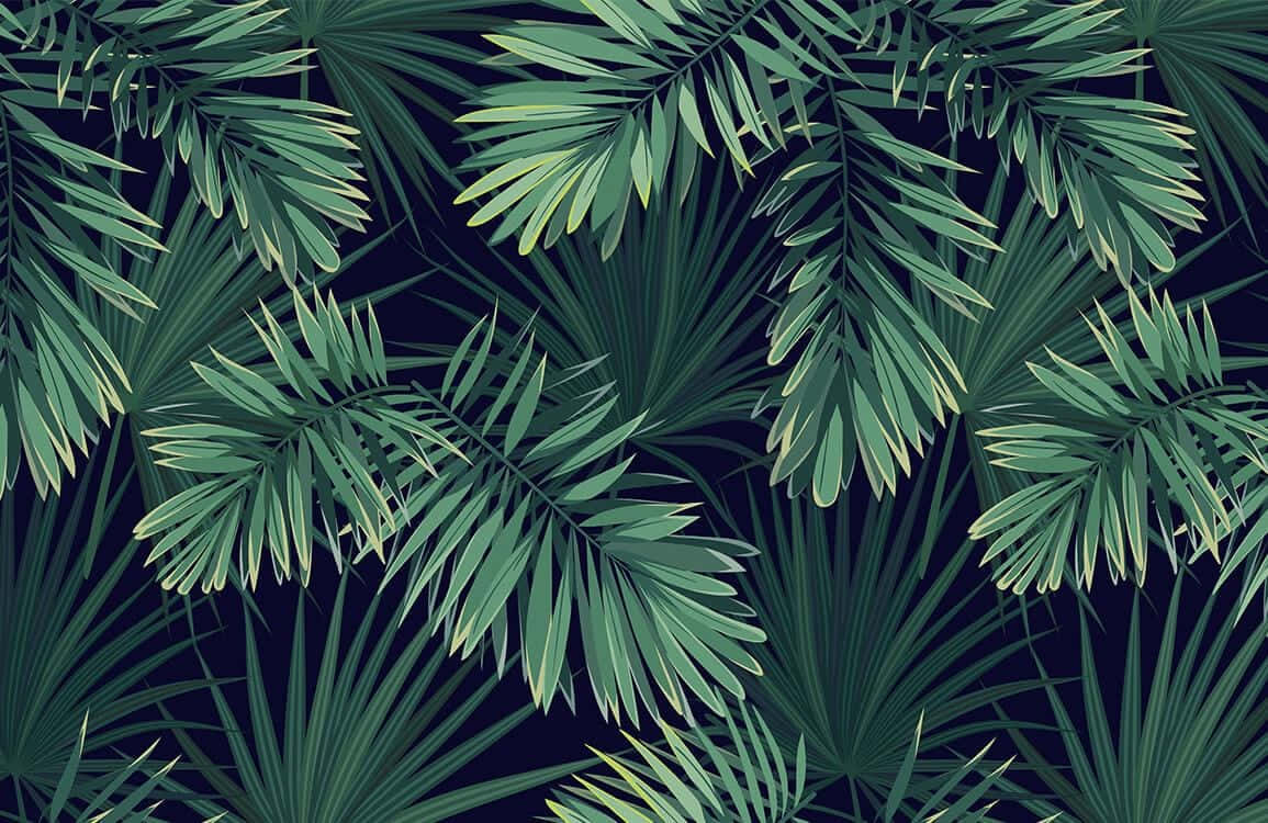 Aesthetic Palm Leaves 桌布 壁紙 — 充滿活力的綠色棕櫚葉帶有黃色尖端，在深海軍藍背景上重疊，形成茂密的熱帶圖案。