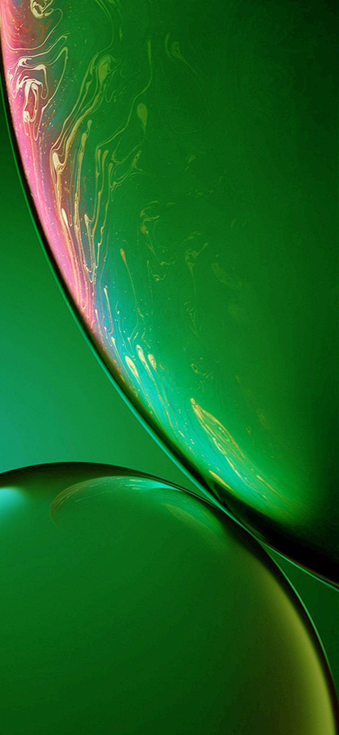iPhone XR 桌布 壁紙 — 充滿活力的綠色液體球體，帶有虹彩粉紅和金色漩渦，營造出迷人的抽象流體藝術構圖。