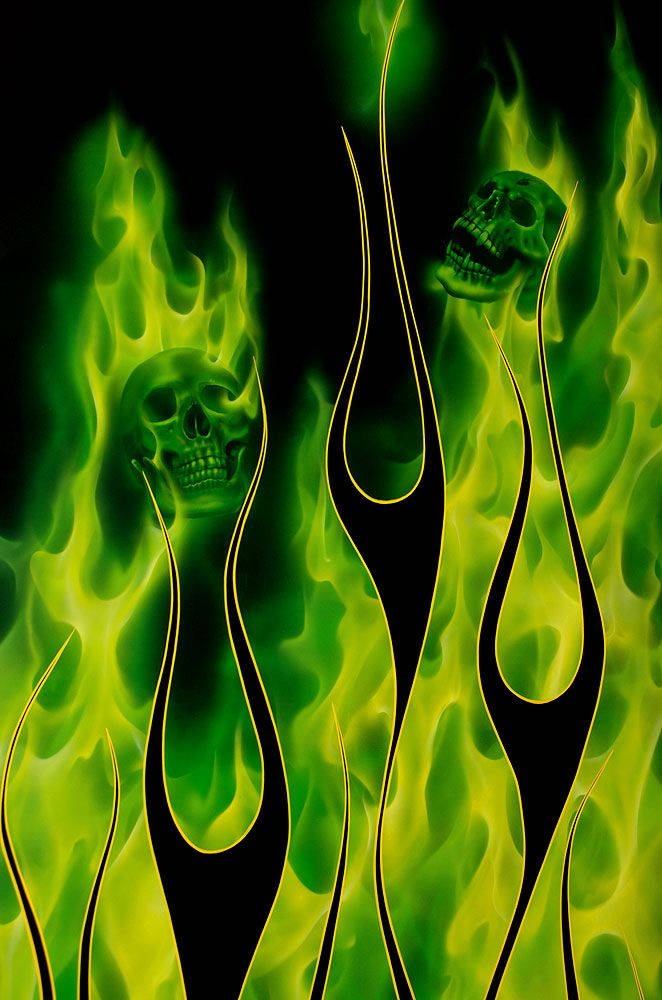 Green Fire Skull 桌布 壁紙 — 充滿活力的綠色火焰吞噬了黑色背景上的頭骨和風格化的火焰圖案。