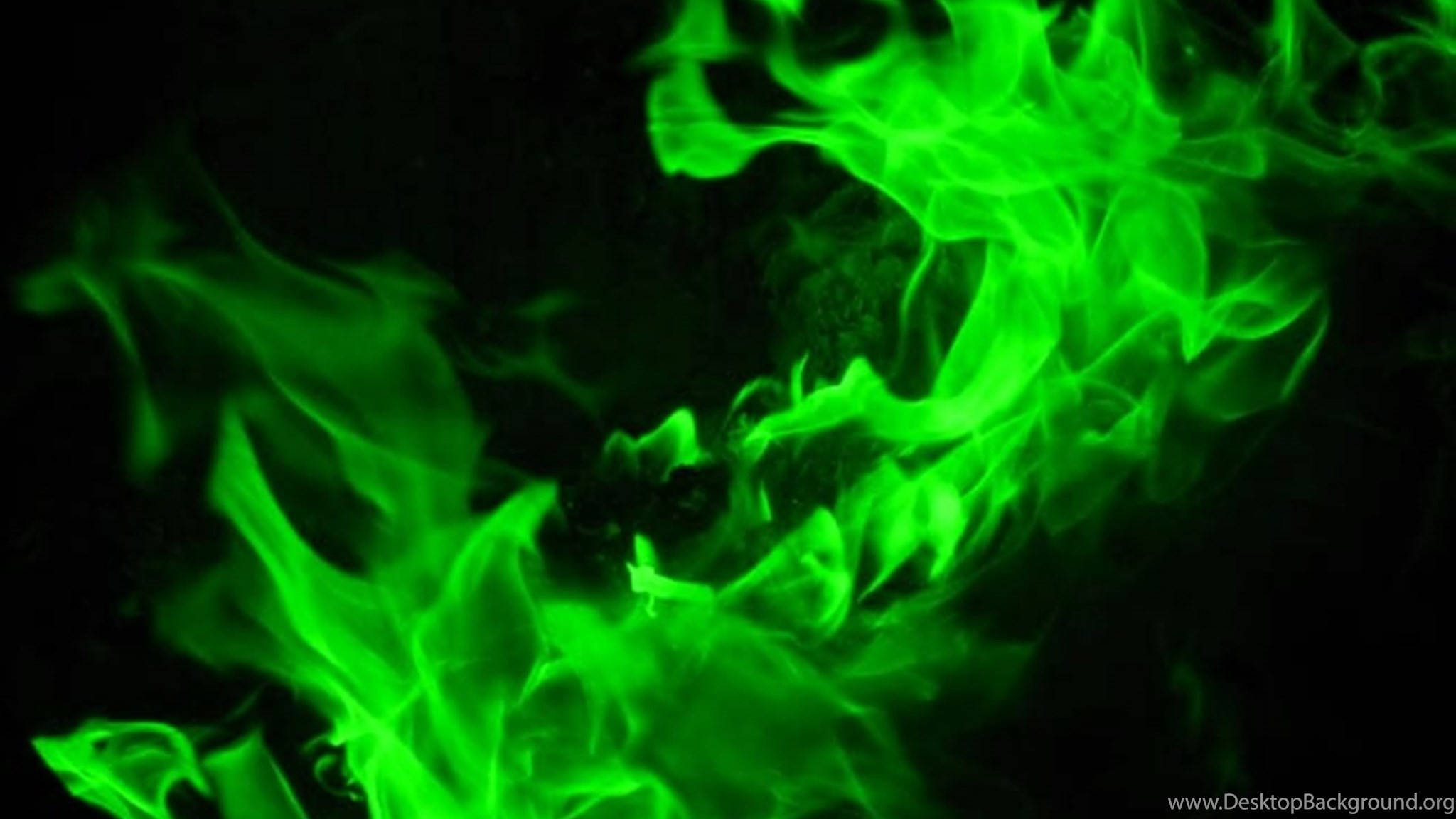 Green Fire 桌布 壁紙 — 充滿活力的綠色火焰在漆黑背景上動態舞動，營造出詭異的發光效果。