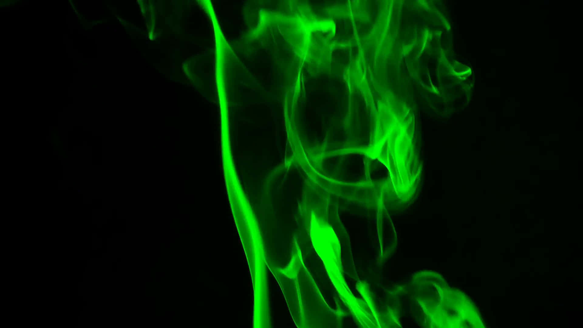 Green Smoke 桌布 壁紙 — 充滿活力的綠色煙霧在純黑色背景上動態旋轉，營造出空靈而神秘的視覺效果。