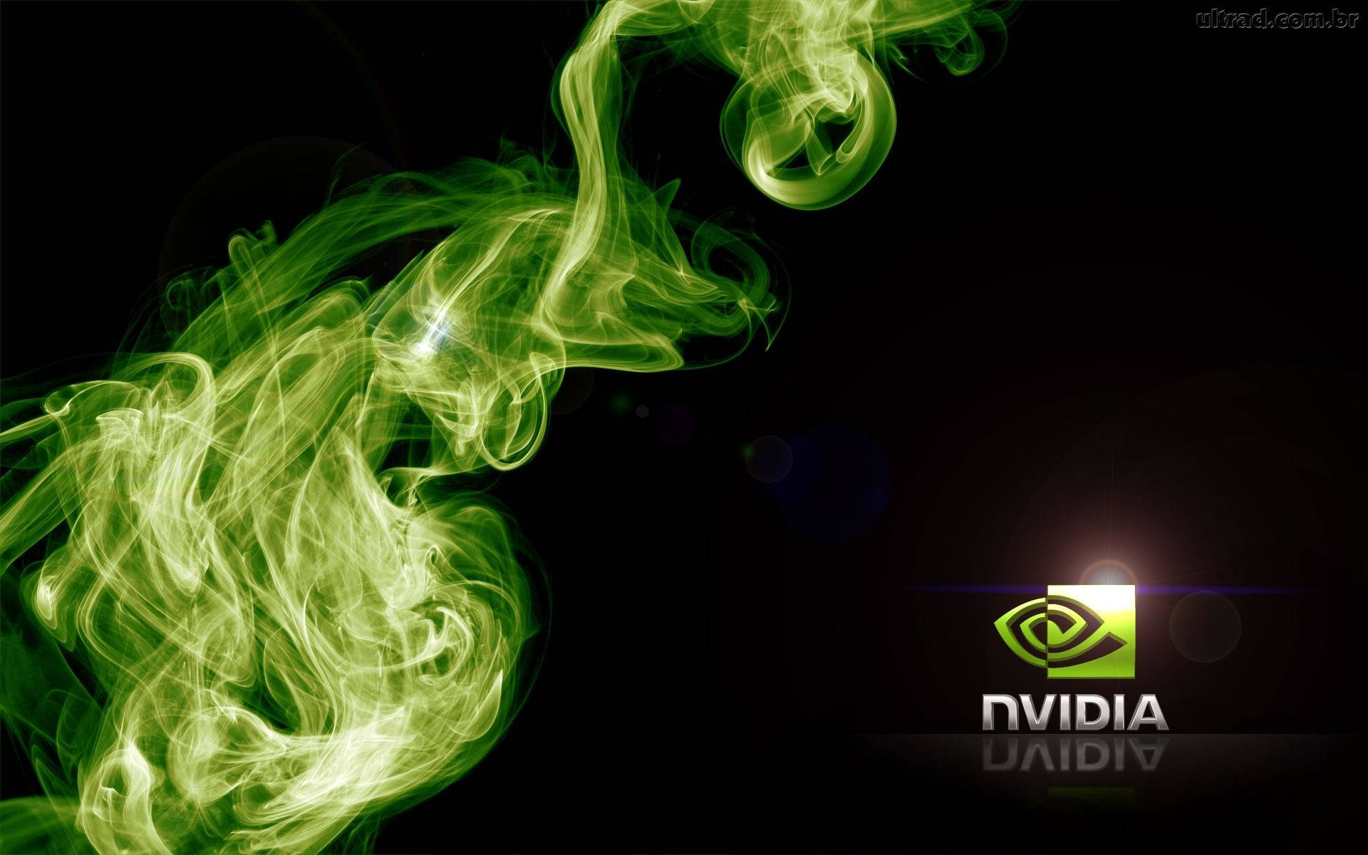 nvidia 桌布 壁紙 — 充滿活力的綠色煙霧在黑色背景上動態旋轉，帶有發光的NVIDIA標誌。