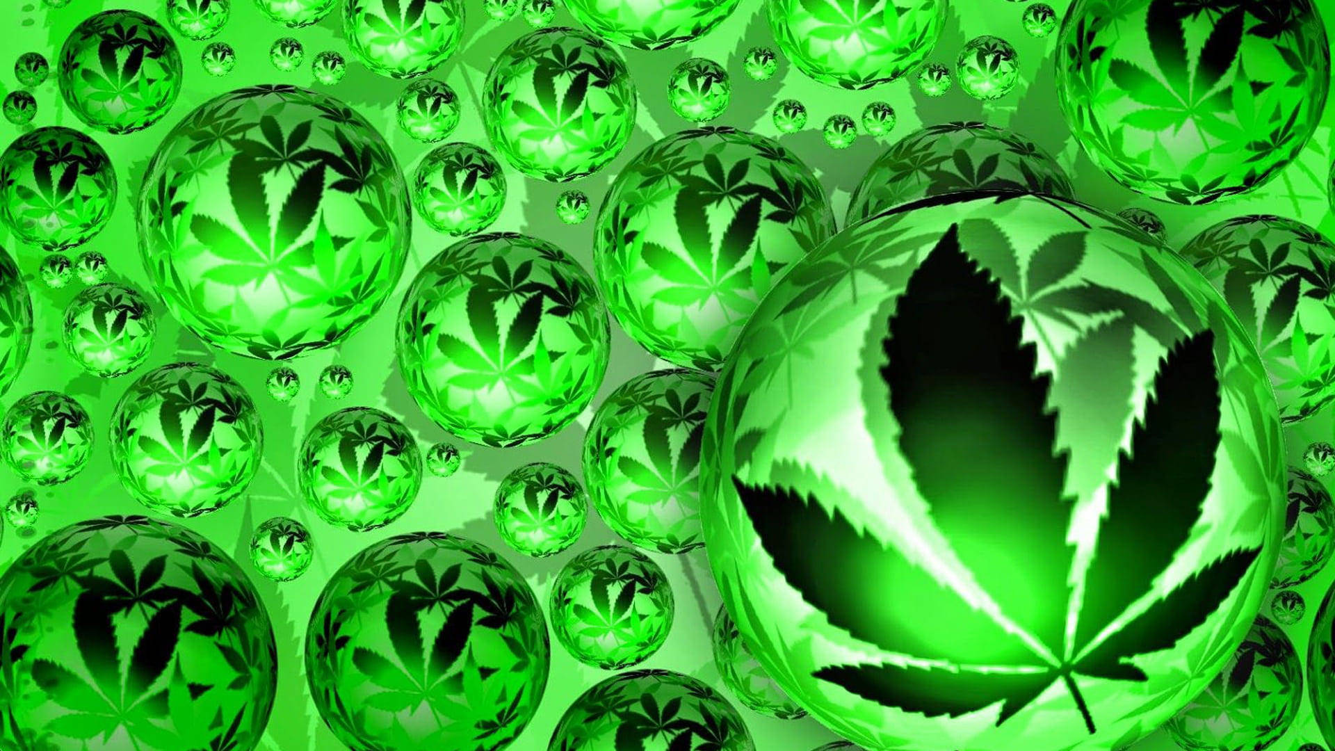 酷炫大麻 桌布 壁紙 — 充滿活力的綠色玻璃球體，帶有大麻葉剪影，漂浮在發光的迷幻數位構圖中。