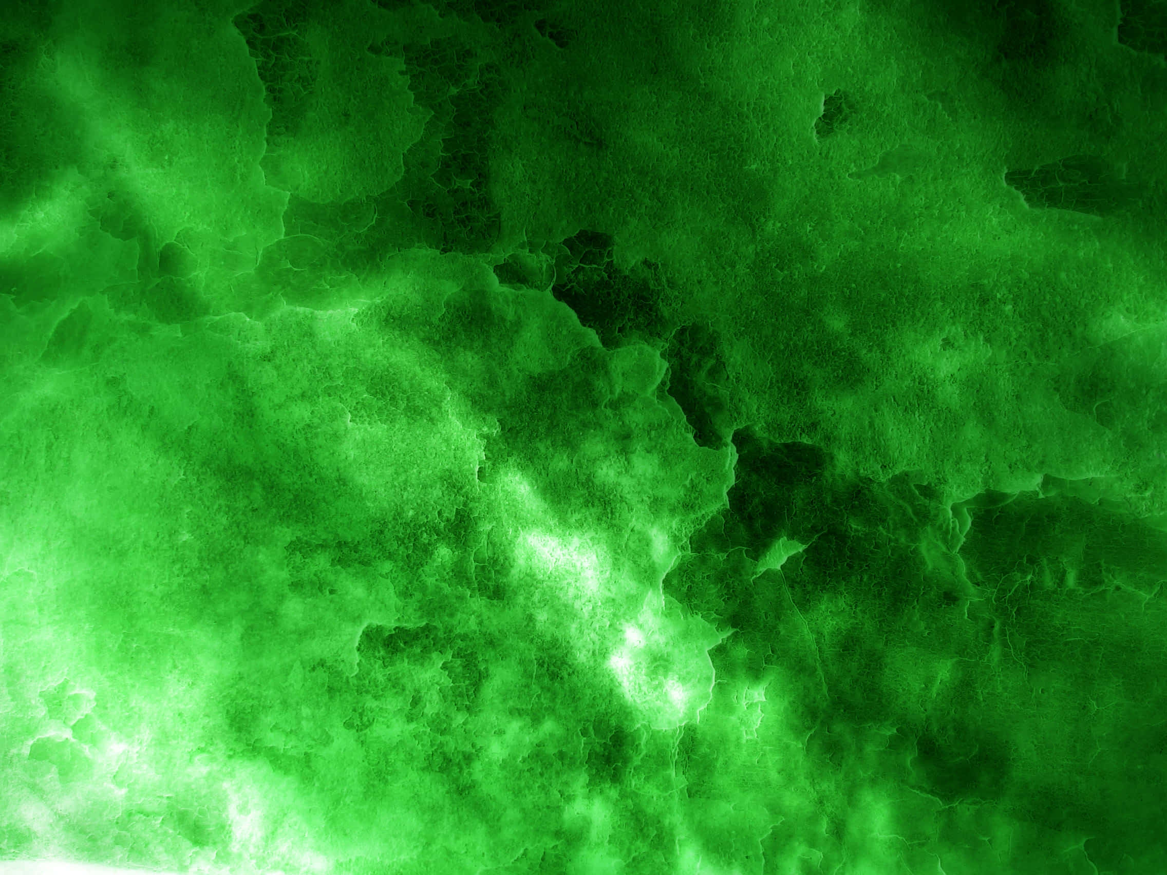 Green Texture 桌布 壁紙 — 充滿活力的綠色發光薄霧在帶有深色陰影和明亮高光的紋理表面上旋轉。