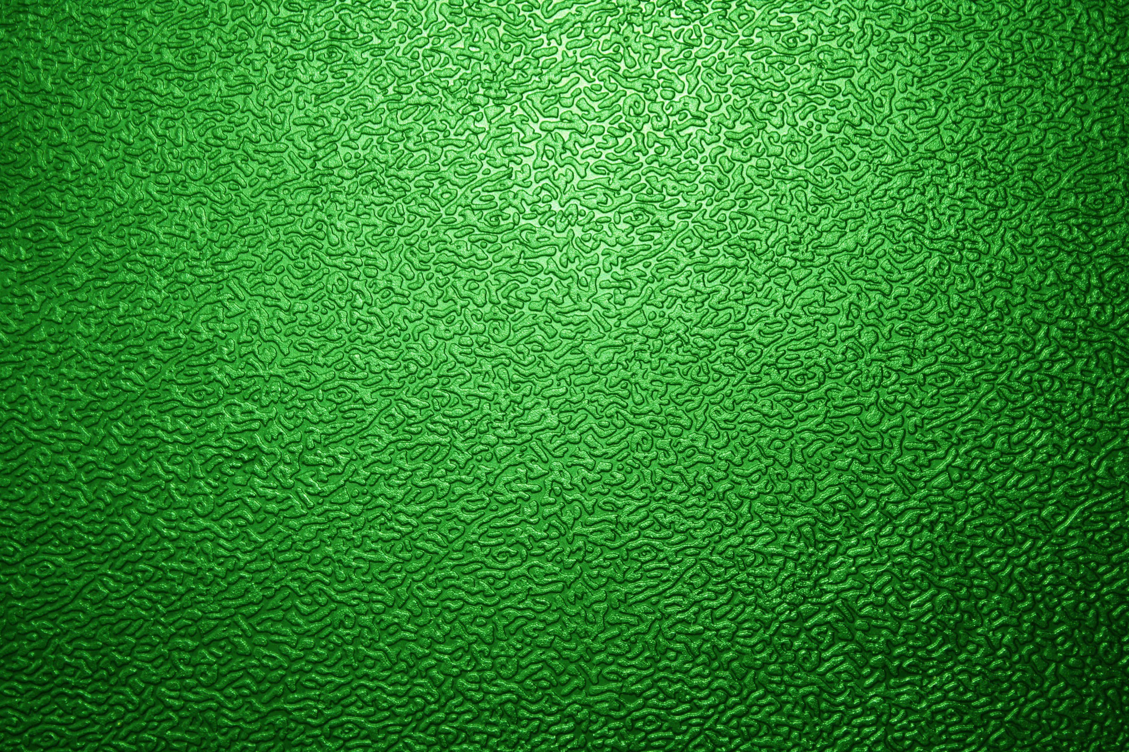 Green Texture 桌布 壁紙 — 充滿活力的綠色紋理表面，帶有微妙的漸變和複雜的漩渦圖案。