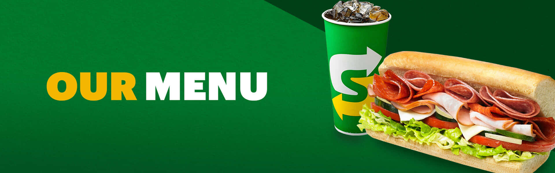 Subway 桌布 壁紙 — 充滿活力的綠色背景展示了一個豐富的潛艇三明治和一杯汽水，並以粗體黃色和白色顯示「OUR MENU」文字。