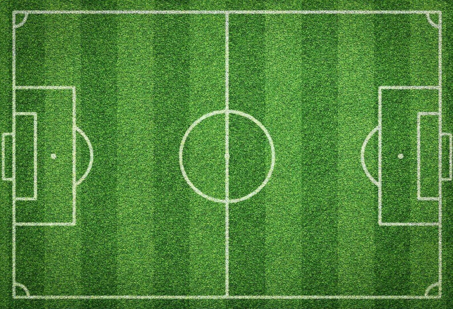 sport 桌布 壁紙 — 充滿活力的綠色足球場的鳥瞰圖，帶有清晰的白線標記和條紋草地紋理。