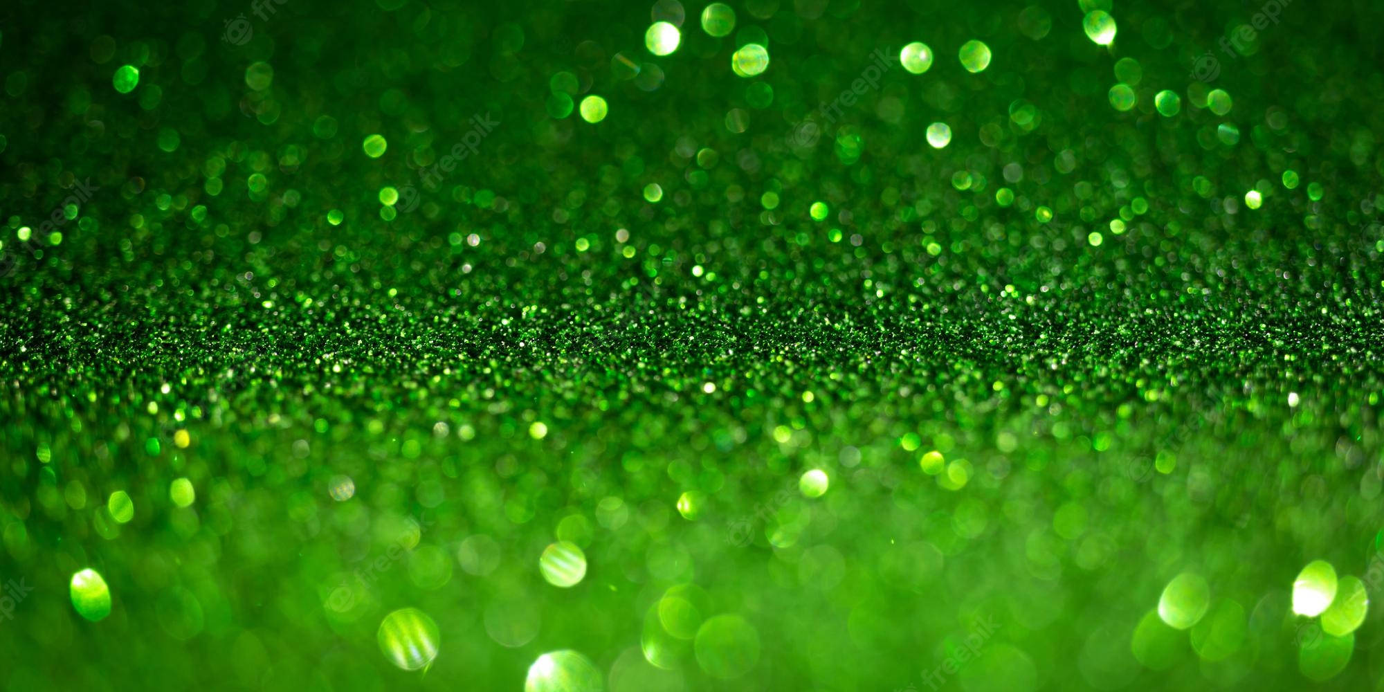 Background Green 桌布 壁紙 — 充滿活力的綠色閃亮表面，搭配散景燈光，營造出閃爍的節日背景。
