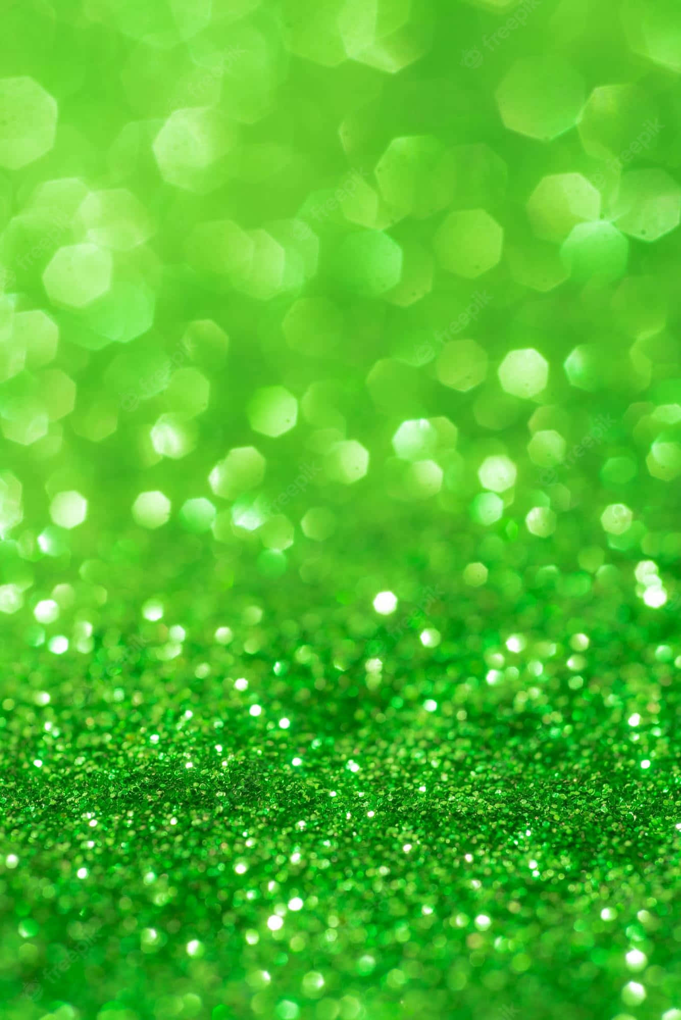 Green Glitter 桌布 壁紙 — 充滿活力的綠色閃粉在淺景深中閃爍，營造出帶有六邊形光圖案的夢幻散景背景。