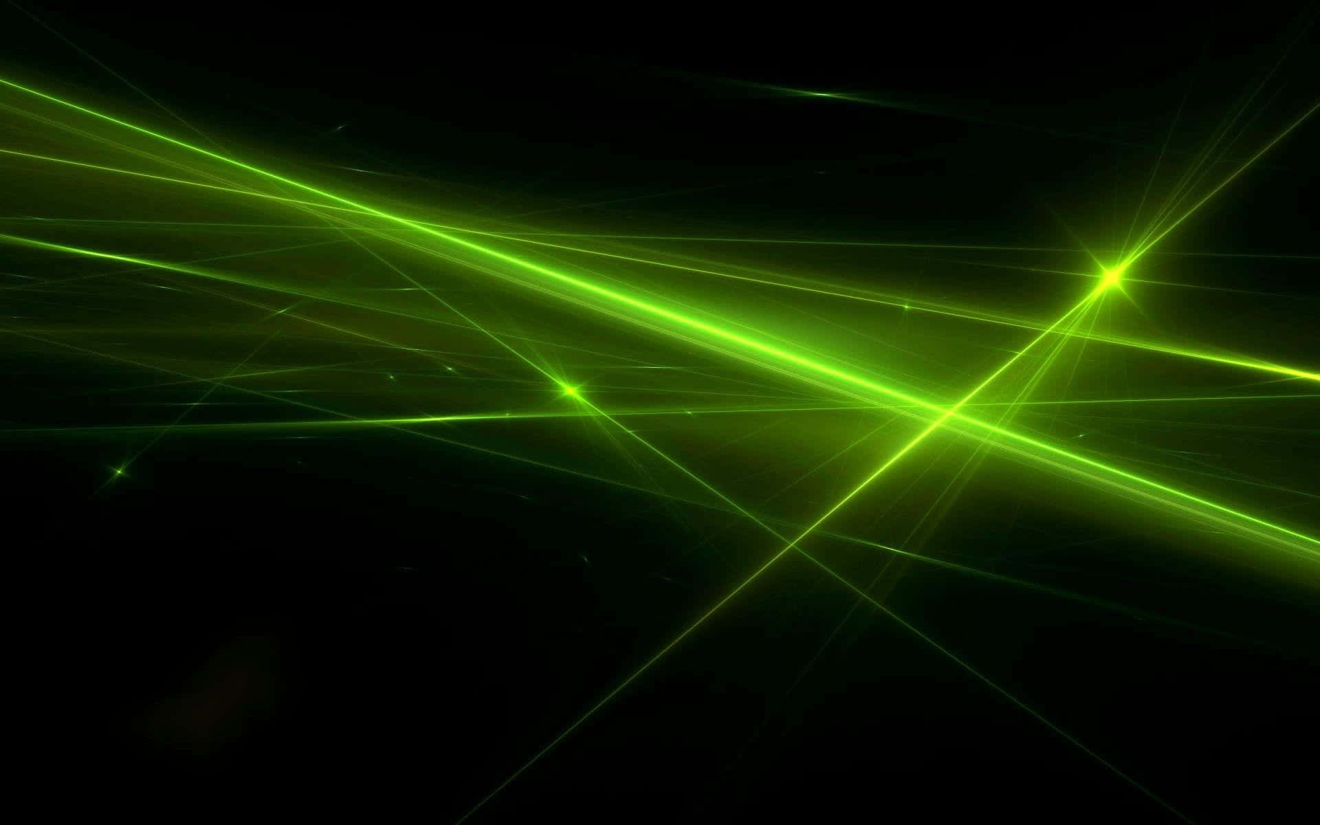 Green Led 桌布 壁紙 — 充滿活力的綠色雷射光束劃過漆黑的虛空，創造出動感十足的未來主義燈光秀。