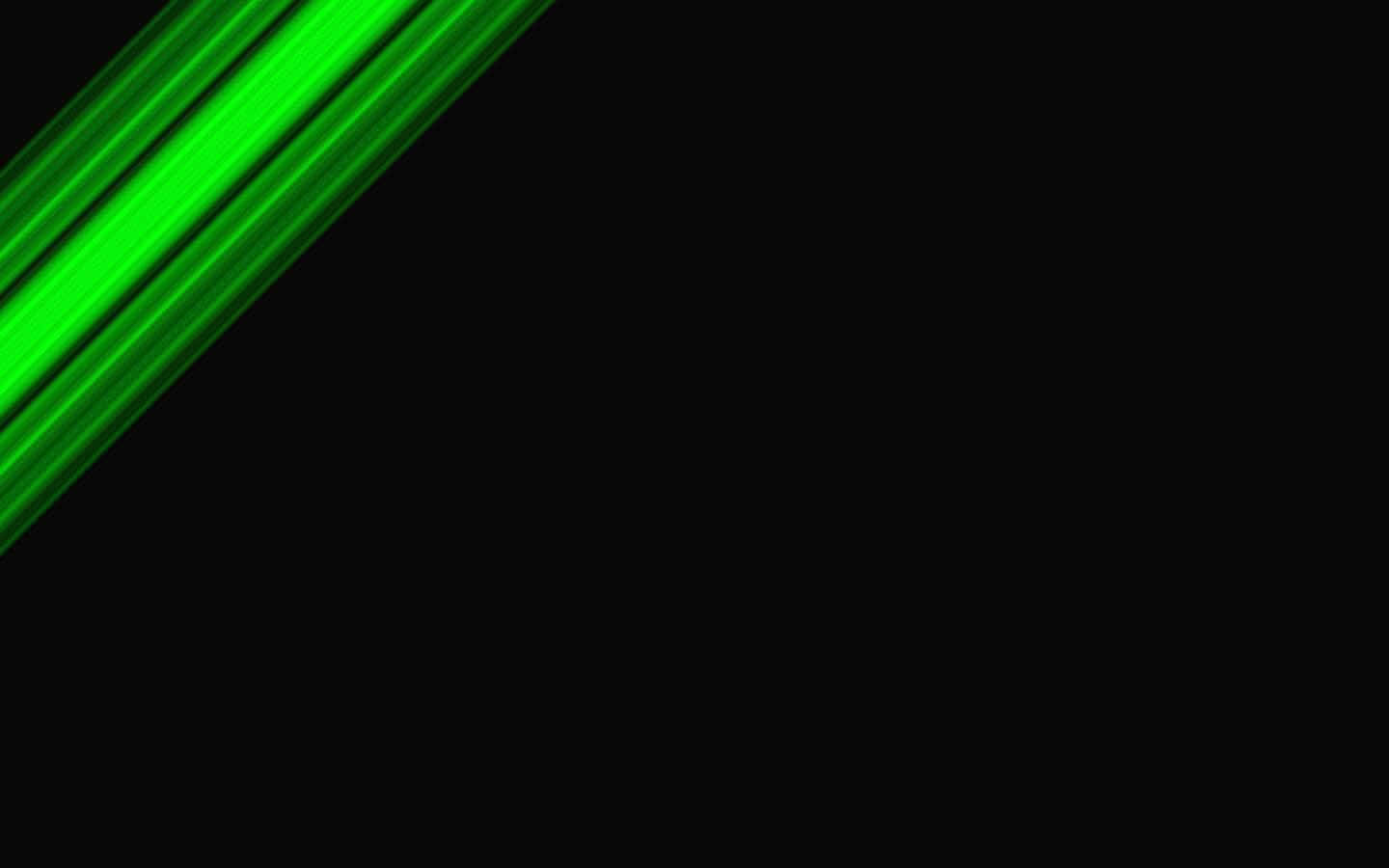 Green And Black 桌布 壁紙 — 充滿活力的綠色雷射光束對角線劃過純黑色背景，營造出高科技的數位光芒。