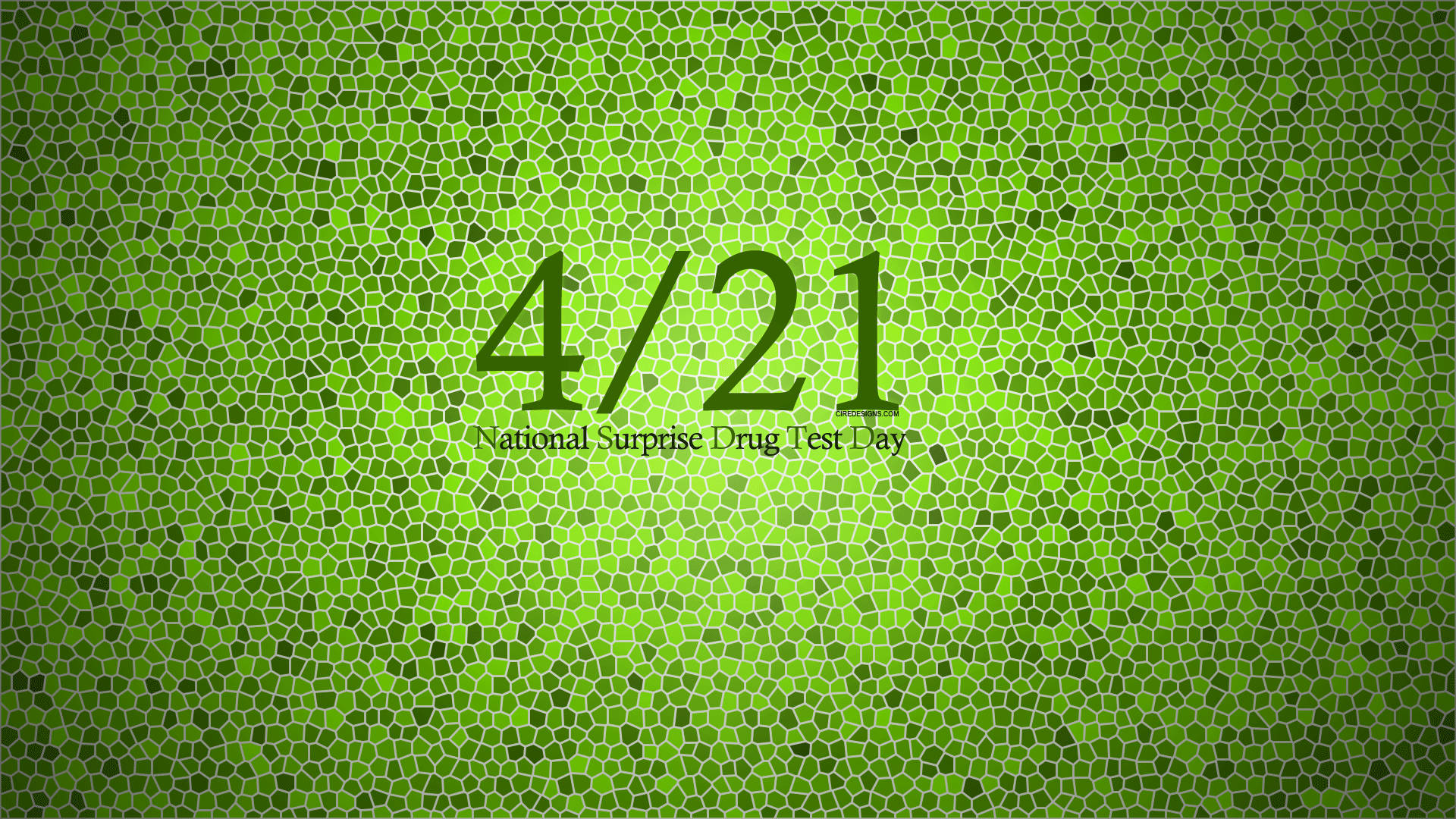 大麻 桌布 壁紙 — 充滿活力的綠色馬賽克背景，以粗體文字宣佈421 National Surprise Drug Test Day。