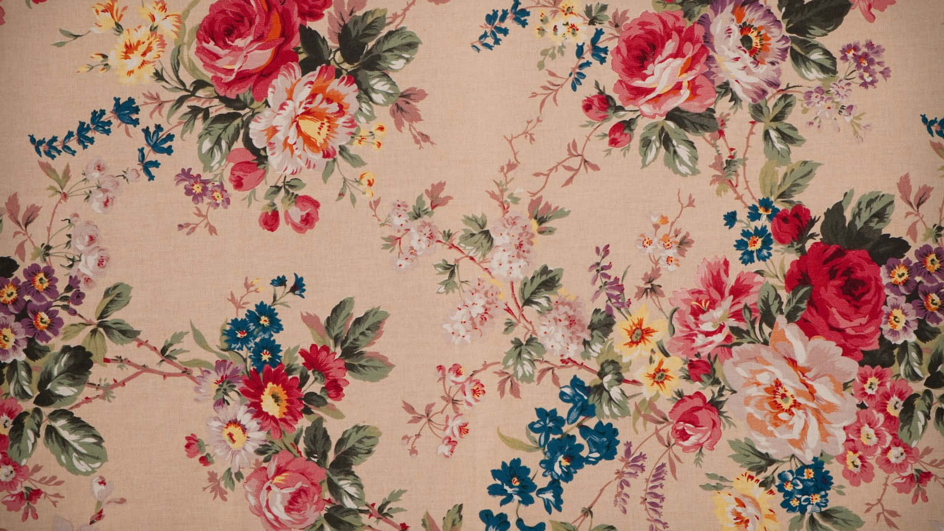 Vintage Flower 桌布 壁紙 — 充滿活力的花卉圖案，在米色布料上呈現紅、粉紅、藍、黃色的玫瑰和花朵。