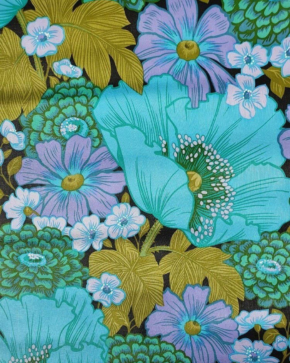 Painting 桌布 壁紙 — 充滿活力的花卉圖案，帶有綠松石色的罌粟花、紫色花朵和金色葉子，背景為深色。