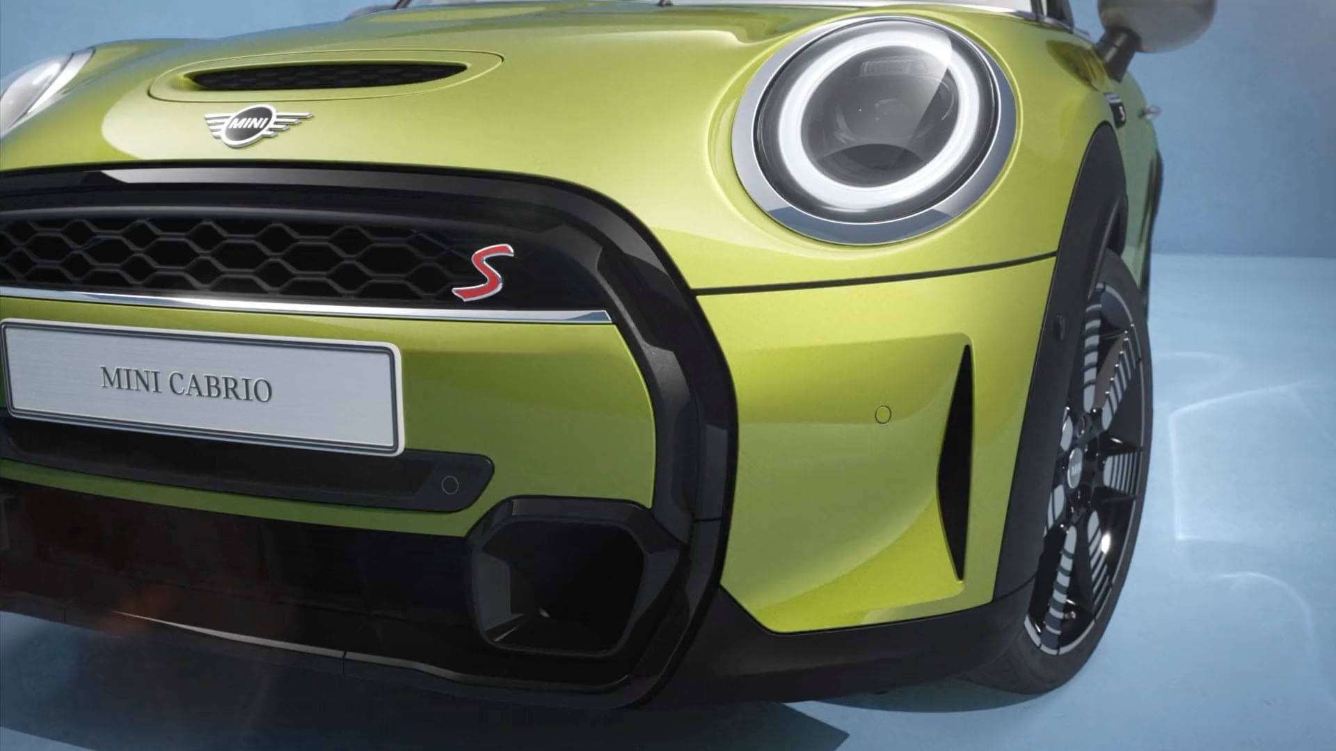 Mini 桌布 壁紙 — 充滿活力的萊姆綠色 MINI CABRIO S 正面視圖，帶有發光的圓形頭燈和黑色飾邊，背景為攝影棚。