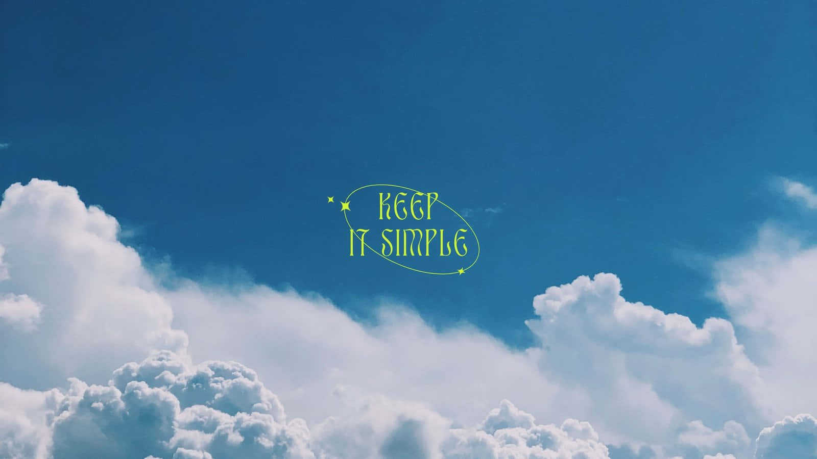 Aesthetic Cloud 桌布 壁紙 — 充滿活力的藍天，蓬鬆的白雲，以及一個發光的綠色「KEEP IT SIMPLE」文字在裝飾橢圓形中。