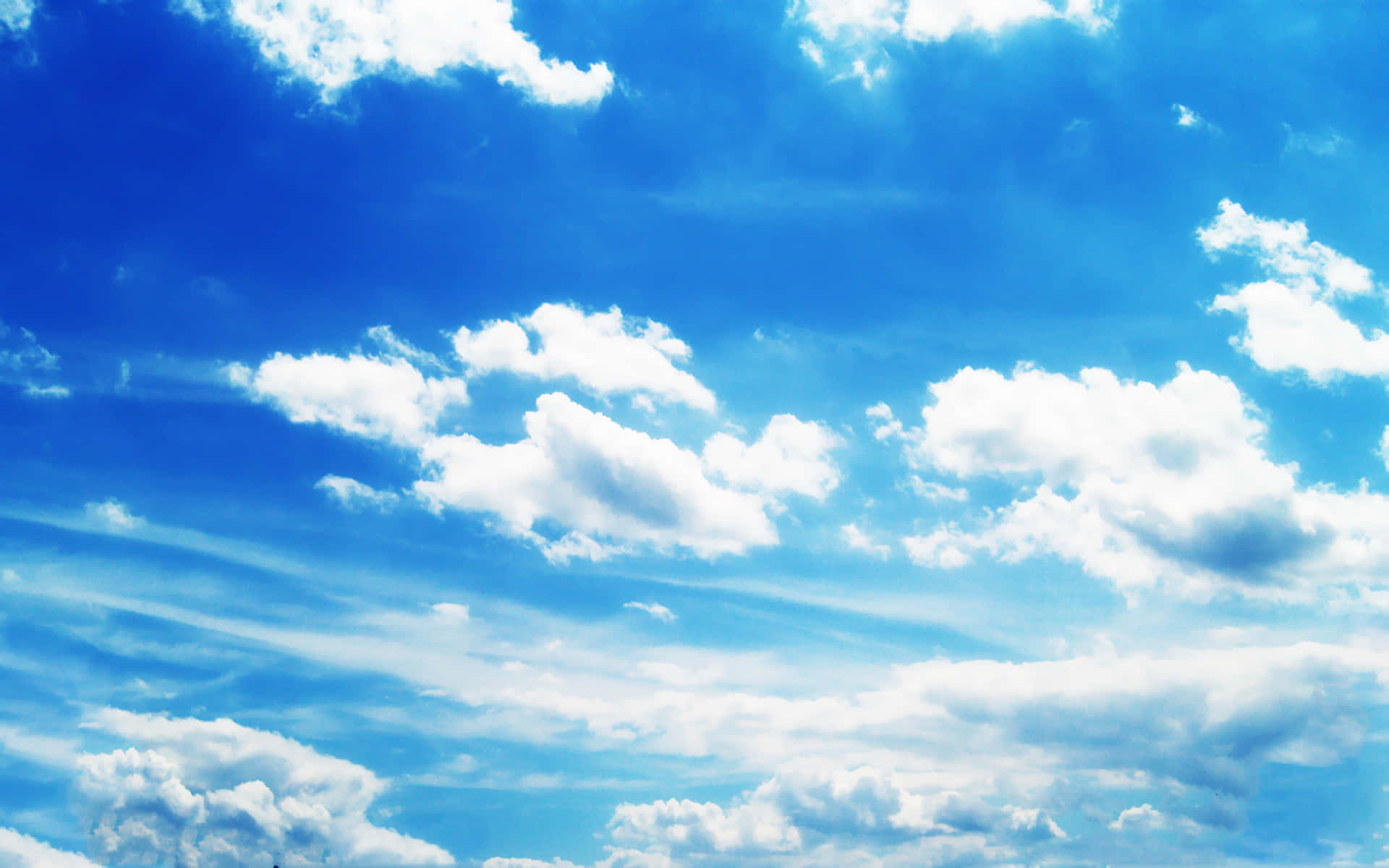 Blue Skies 桌布 壁紙 — 充滿活力的藍天，蓬鬆的白雲在晴朗的夏日飄過。