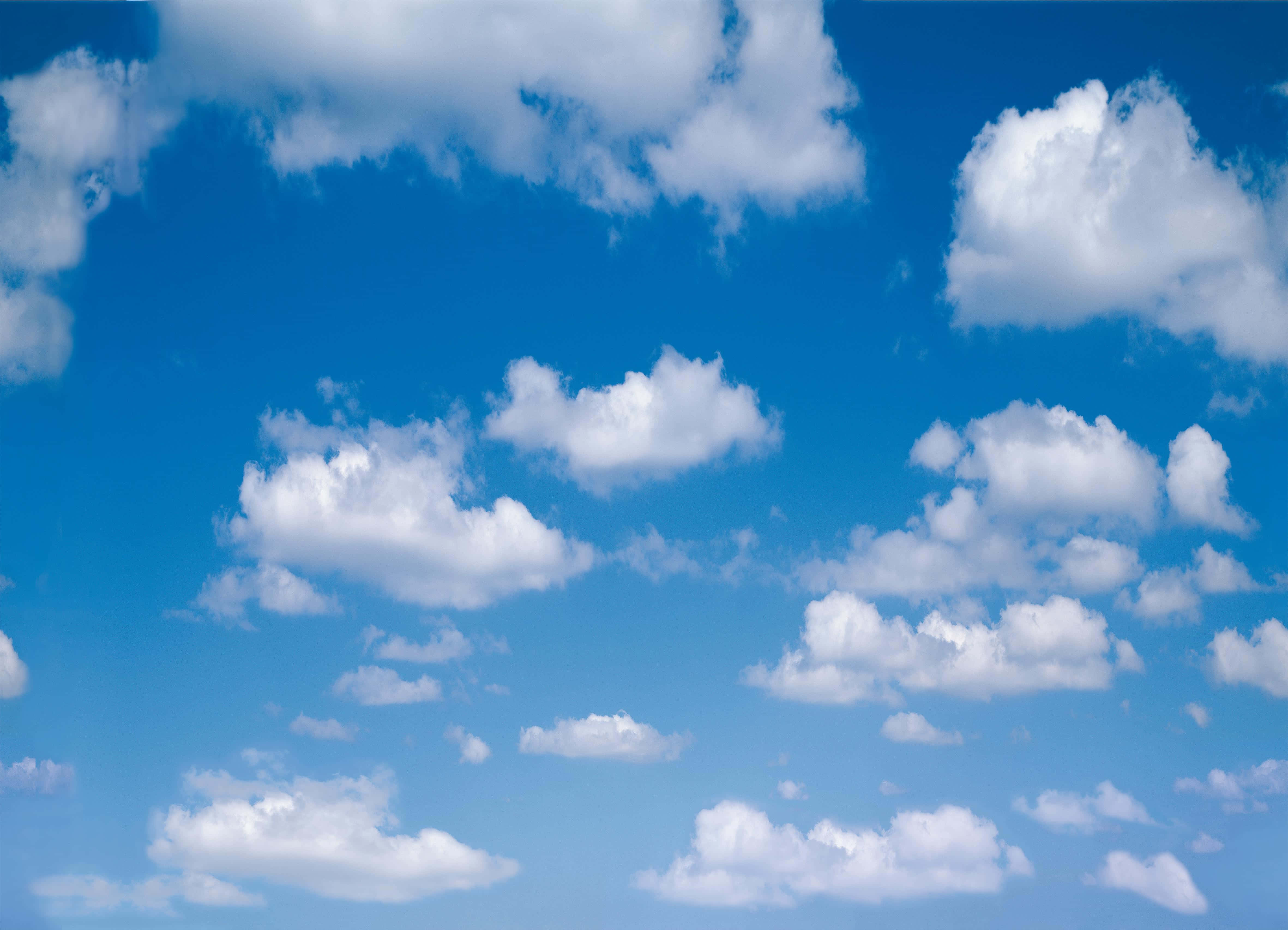 Blue Skies 桌布 壁紙 — 充滿活力的藍天點綴著蓬鬆的白雲，懶洋洋地飄過頭頂。