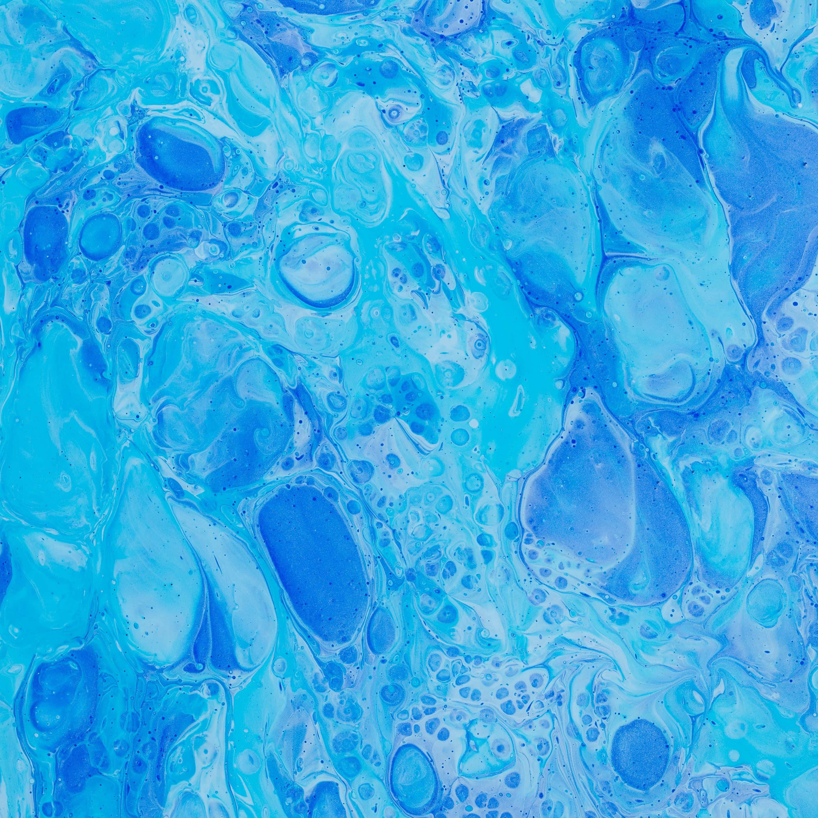 Blue Watercolor 桌布 壁紙 — 充滿活力的藍白流體漩渦，營造出迷人的抽象圖案，帶有有機氣泡狀形態。
