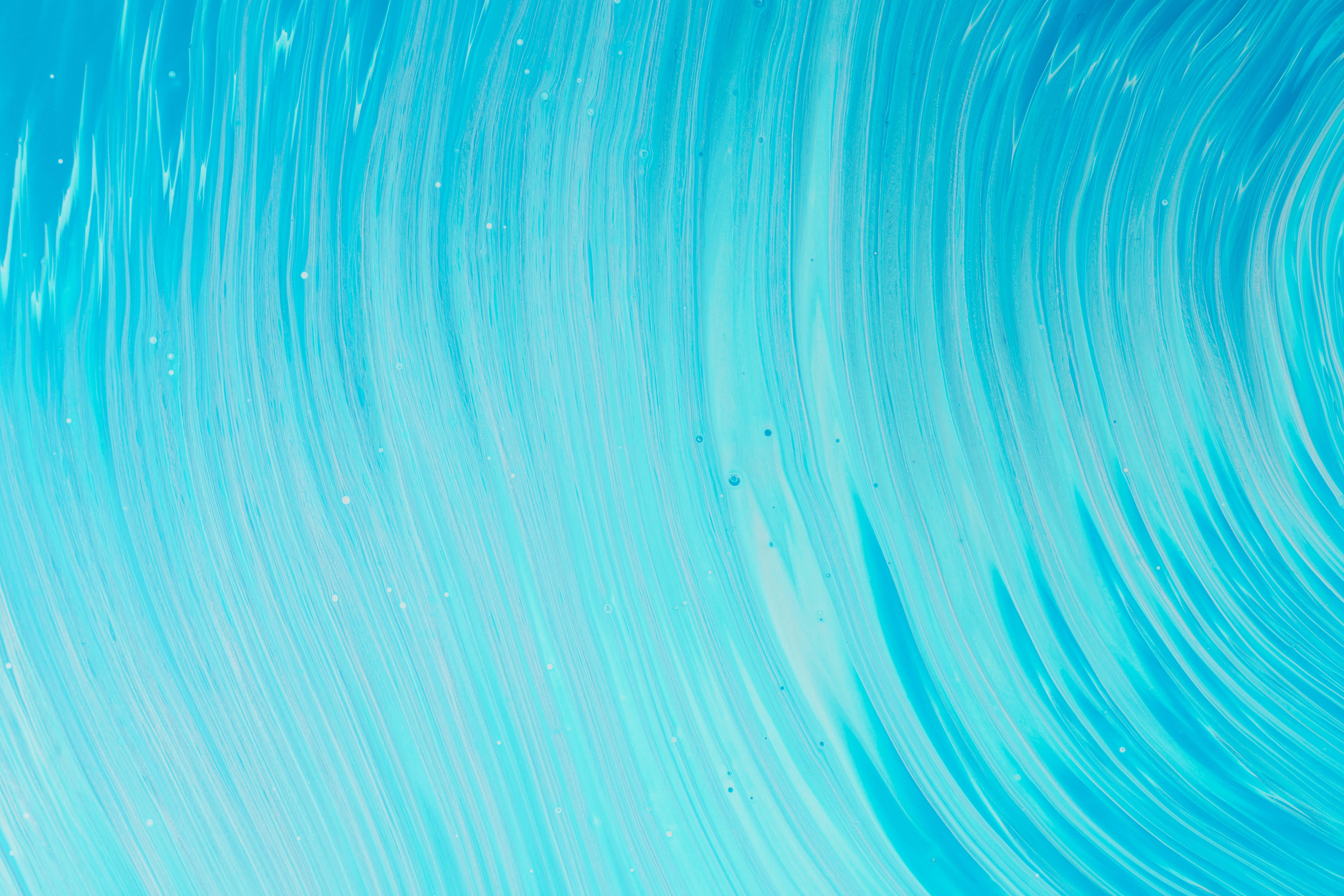 Blue Pattern 桌布 壁紙 — 充滿活力的藍綠色和白色旋轉筆觸創造出動態的抽象流體運動背景。