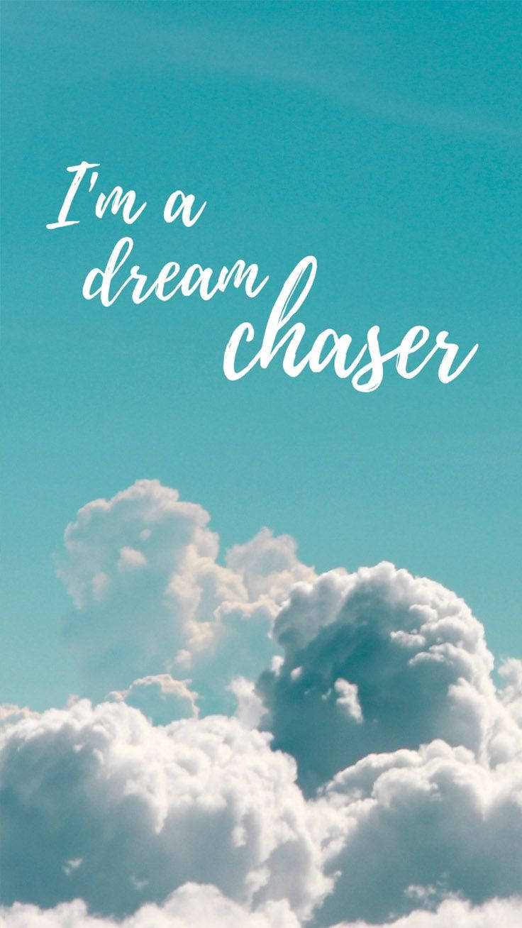 藍綠色天空，有蓬鬆的白雲和白色手寫文字寫著「I'm a dream chaser」。 — 勵志語錄 壁紙