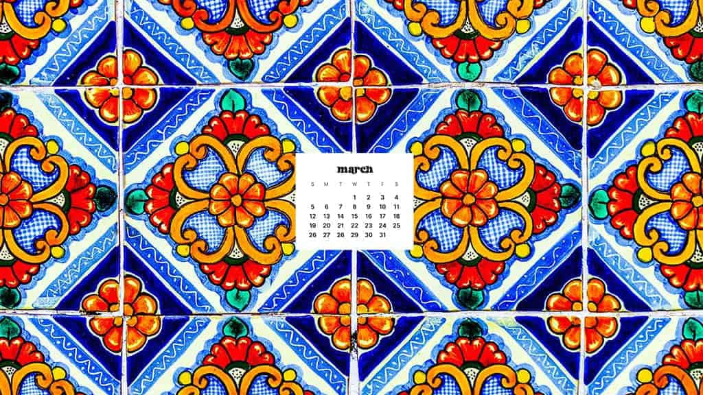 March Desktop 桌布 壁紙 — 充滿活力的藍色、紅色和橙色花卉瓷磚形成重複圖案，牆壁中央有一個三月日曆。