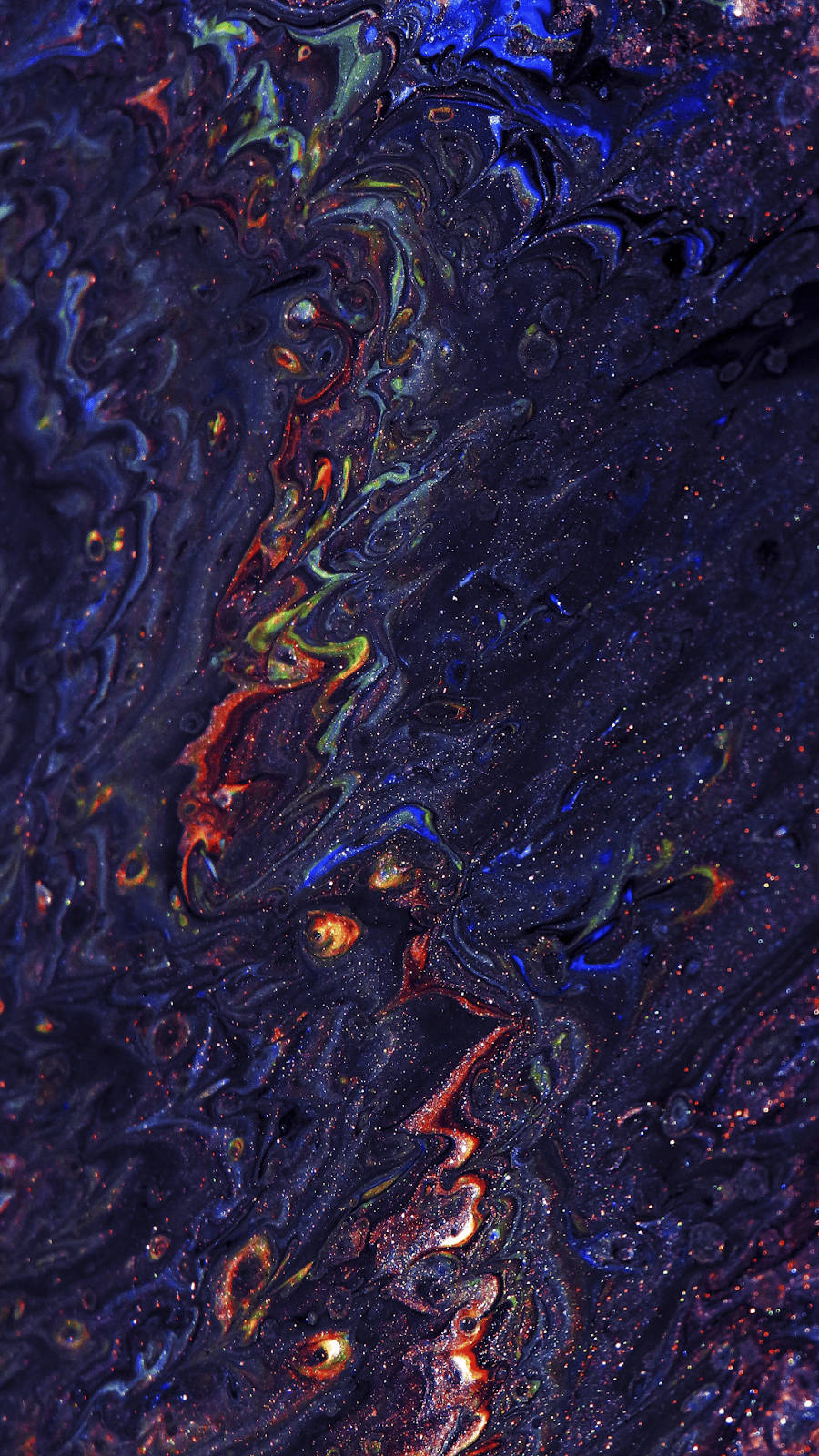 X 桌布 壁紙 — 充滿活力的藍色、紅色和金色宇宙漩渦在深色紋理畫布上流動，如同移動中的星雲。