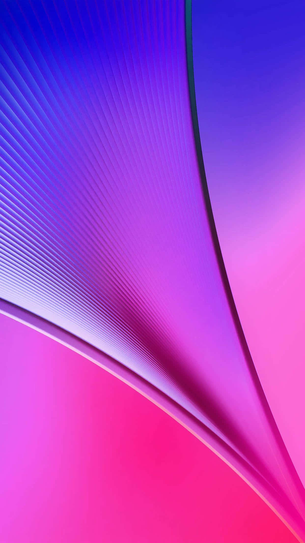 Pink And Blue 桌布 壁紙 — 充滿活力的藍色、紫色和粉紅色漸變，搭配流動的棱紋紋理，營造出動態的抽象構圖。