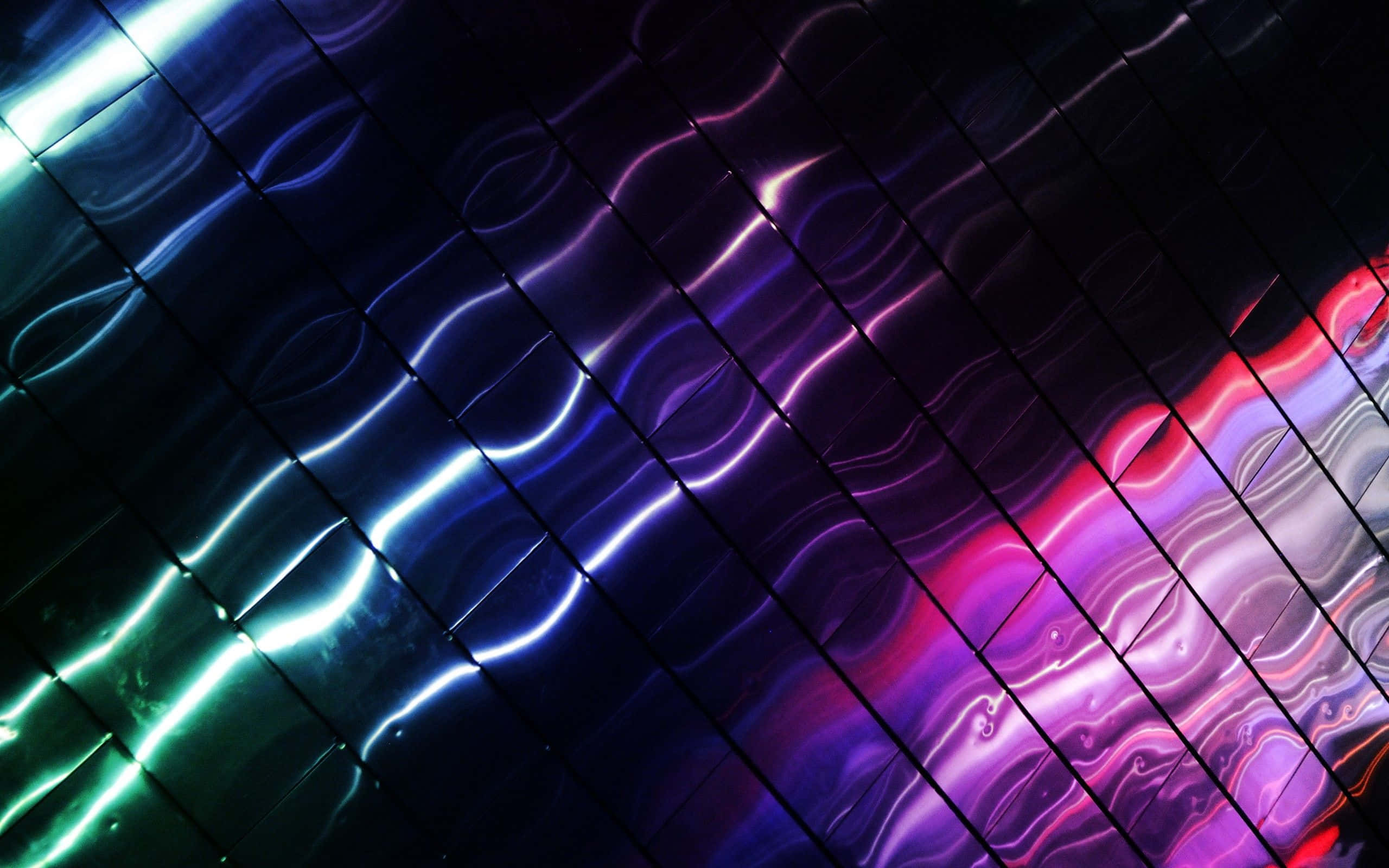 Colorful Gaming 桌布 壁紙 — 充滿活力的藍色、綠色、紫色和粉紅色霓虹波浪在深色瓷磚表面上蕩漾，形成未來感發光的抽象圖案。