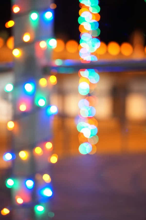 桌布 壁紙 — 充滿活力的藍色、綠色和橙色散景燈光在黑暗的夜晚背景下柔和地發光。