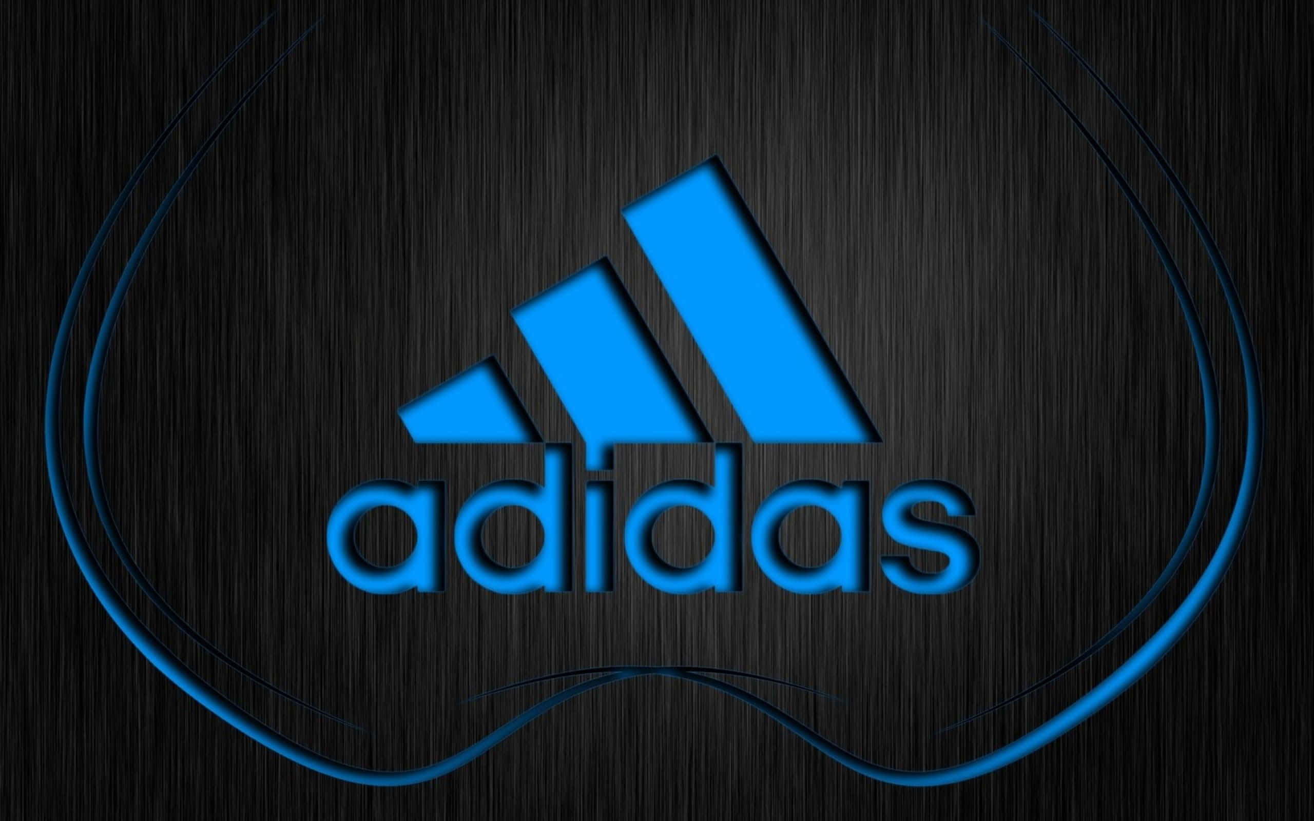 愛迪達 桌布 壁紙 — 充滿活力的藍色Adidas標誌在帶有彎曲霓虹輪廓的深色拉絲金屬背景上發光。