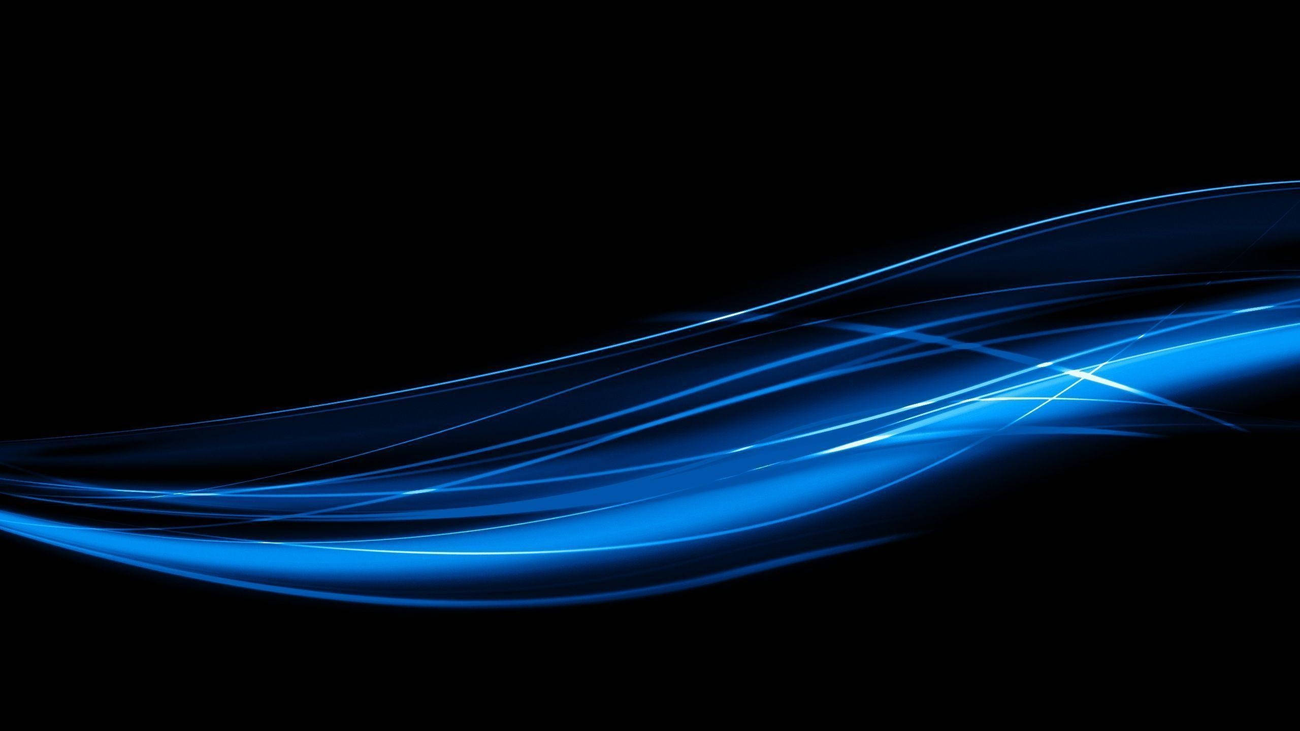lights 桌布 壁紙 — 充滿活力的藍色光條在深黑色背景上優雅流動，形成動態抽象圖案。