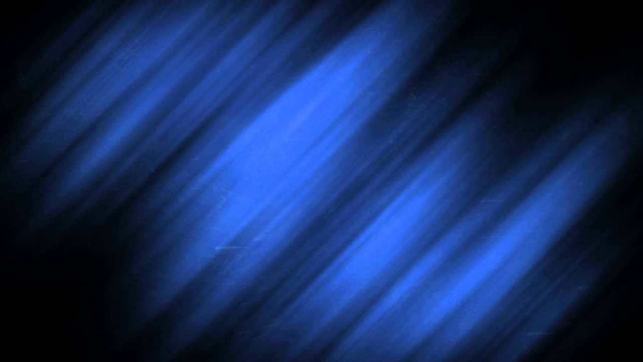 Brush Strokes 桌布 壁紙 — 充滿活力的藍色光線以對角線條紋在深黑色背景上放射，營造出動態的抽象光芒。