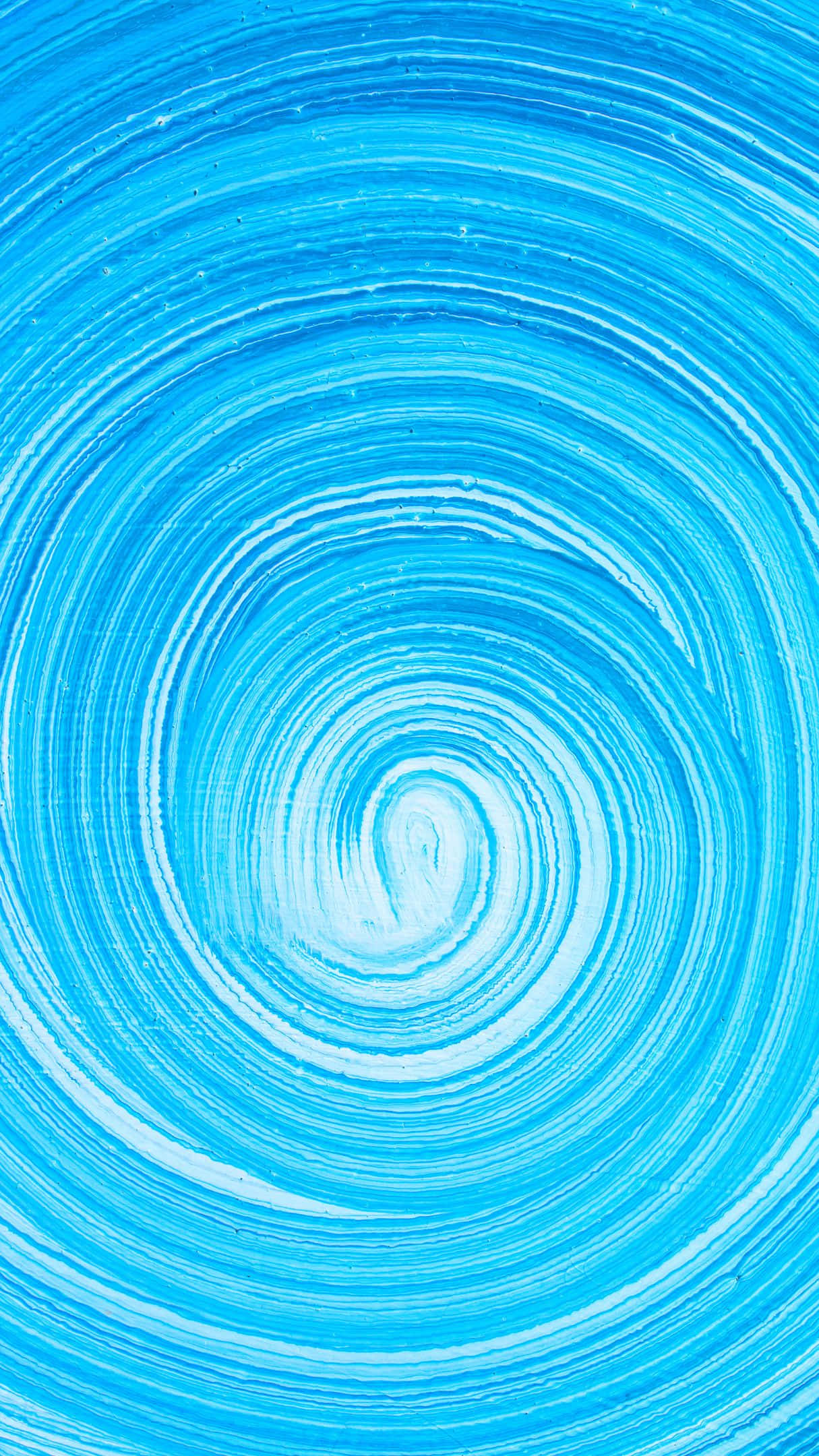 Blue Swirl 桌布 壁紙 — 充滿活力的藍色同心漩渦從明亮的白色中心向外輻射，形成動態的抽象構圖。