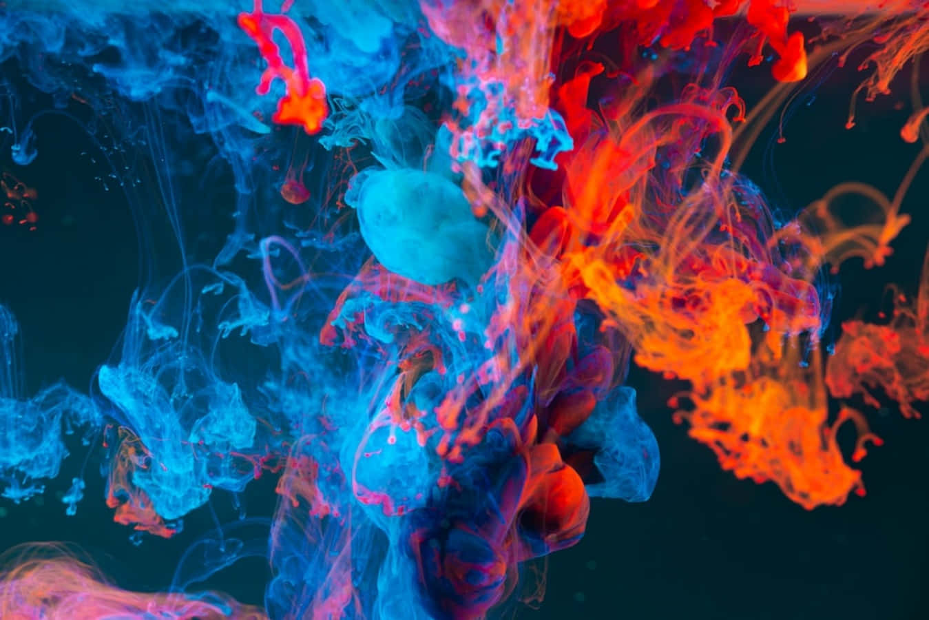 Splash 桌布 壁紙 — 充滿活力的藍色和橙色墨水漩渦在深色背景上動態碰撞。