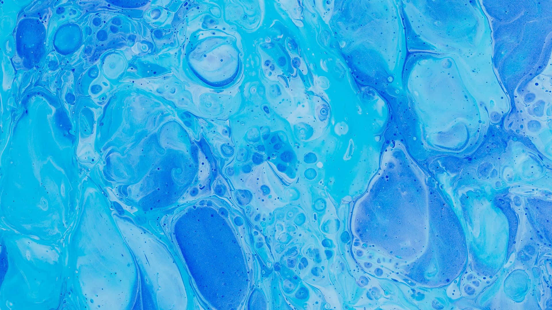 Liquid 桌布 壁紙 — 充滿活力的藍色和白色流體漩渦，以有機的氣泡狀結構創造出迷人的抽象圖案。