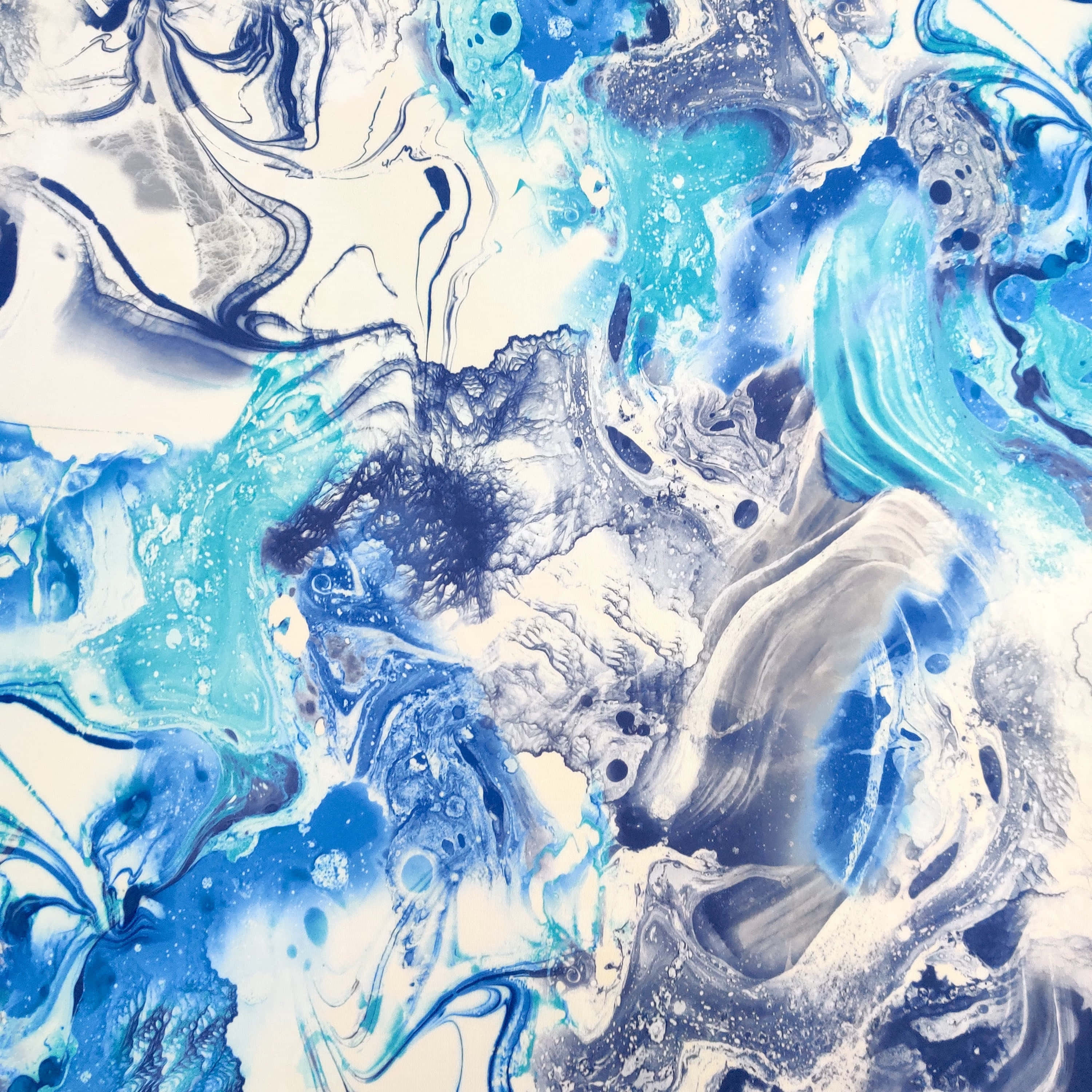 Blue Marble 桌布 壁紙 — 充滿活力的藍色和白色流體漩渦，以有機流動的圖案創造出動態的抽象構圖。
