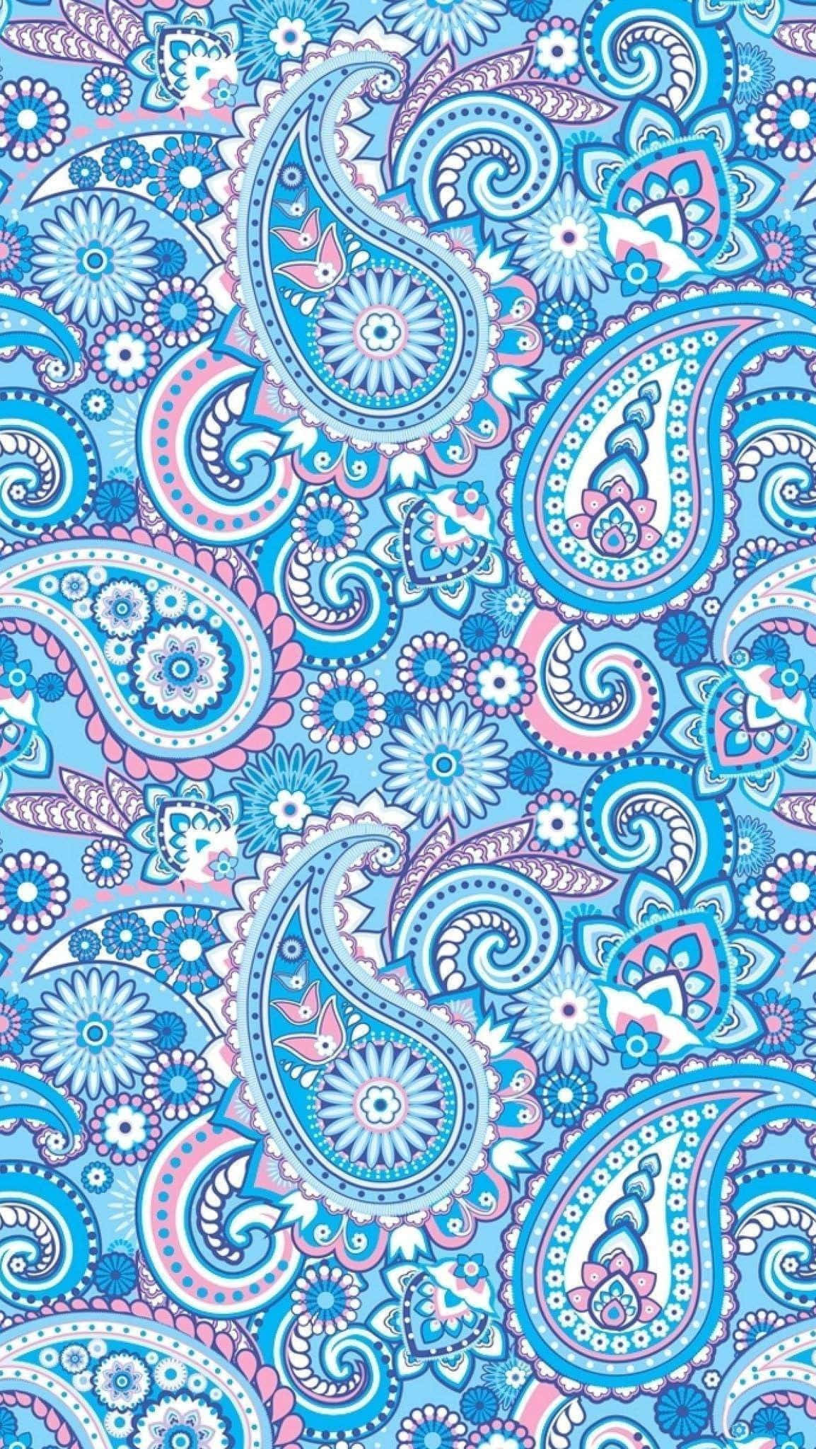 Paisley 桌布 壁紙 — 充滿活力的藍色和粉紅色佩斯利圖案壁紙，帶有複雜的花卉和漩渦圖案。