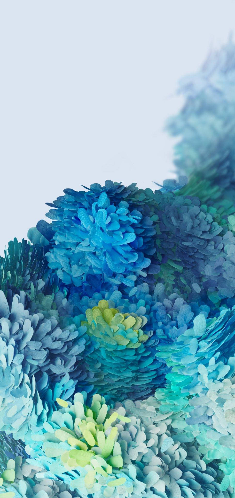 三星 桌布 壁紙 — 充滿活力的藍色和藍綠色抽象花卉形狀在柔和蒼白的天空背景下綻放。