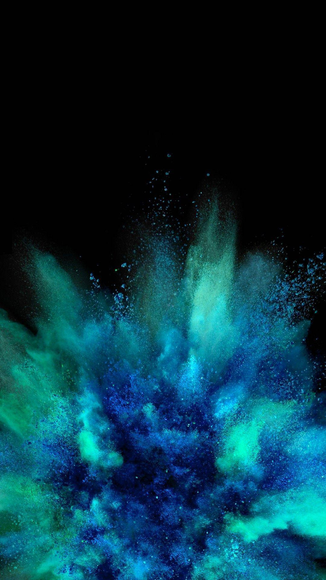 AMOLED 桌布 壁紙 — 充滿活力的藍色和藍綠色粉末在純黑色背景上爆炸，形成動態的色彩爆發。