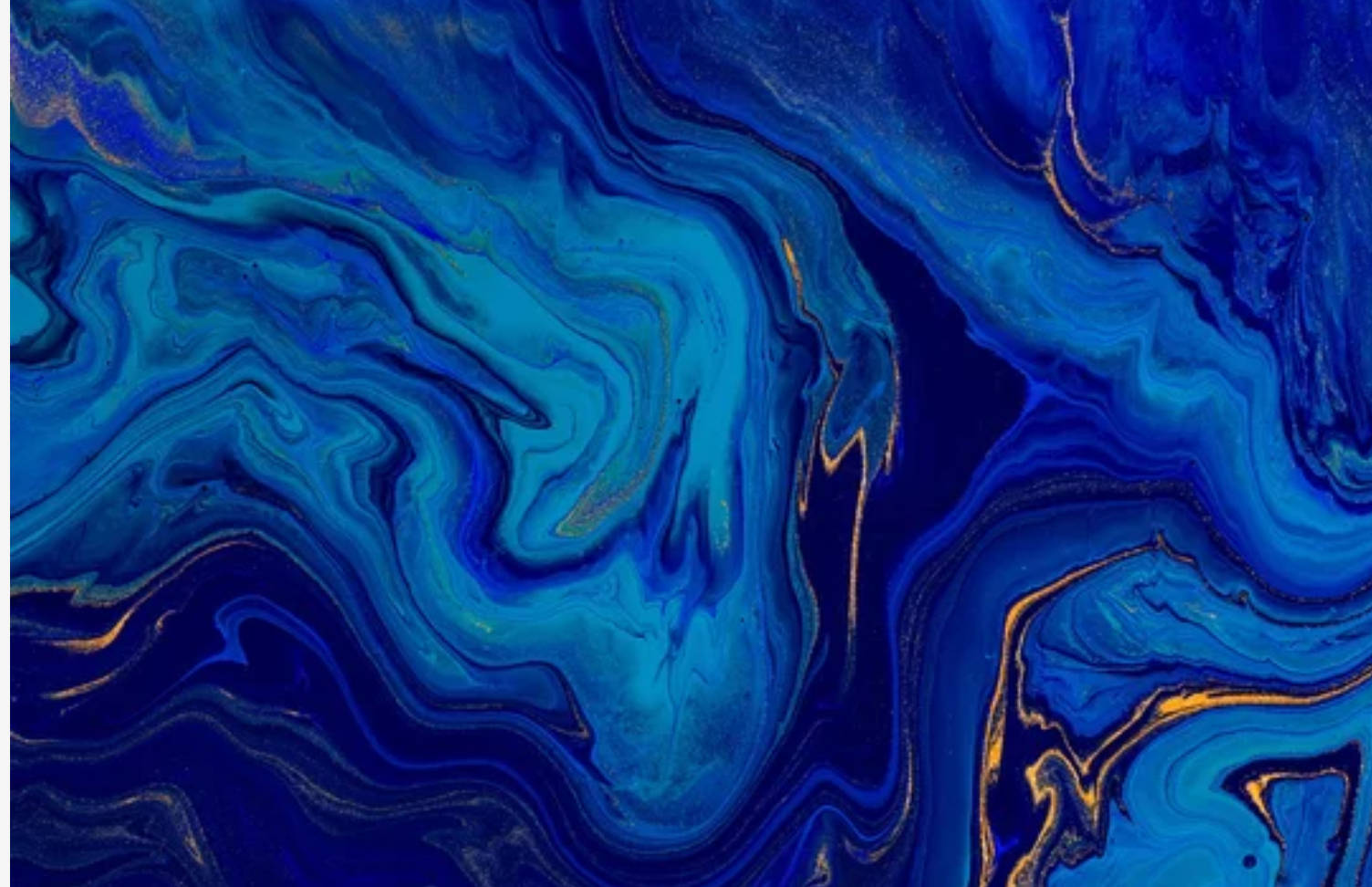 Painting 桌布 壁紙 — 充滿活力的藍色和金色漩渦，形成類似液體大理石的流動抽象圖案。