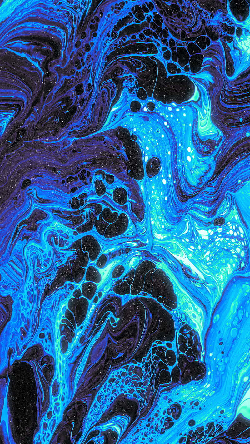 Trippy Blue 桌布 壁紙 — 充滿活力的藍色和黑色液體漩渦，帶有發光高光，營造出宇宙大理石紋效果。