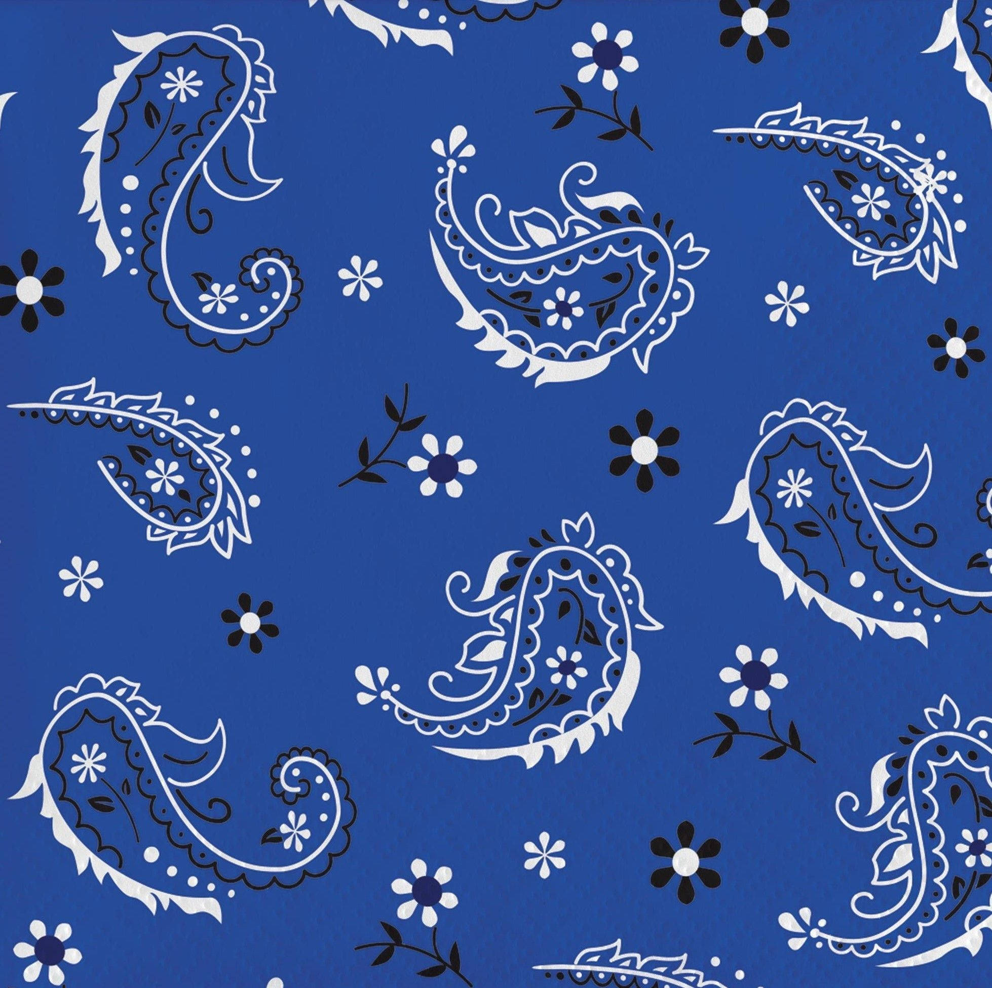bandana 桌布 壁紙 — 充滿活力的藍色壁紙，飾有複雜的白色佩斯利和黑色花卉圖案，形成重複圖案。
