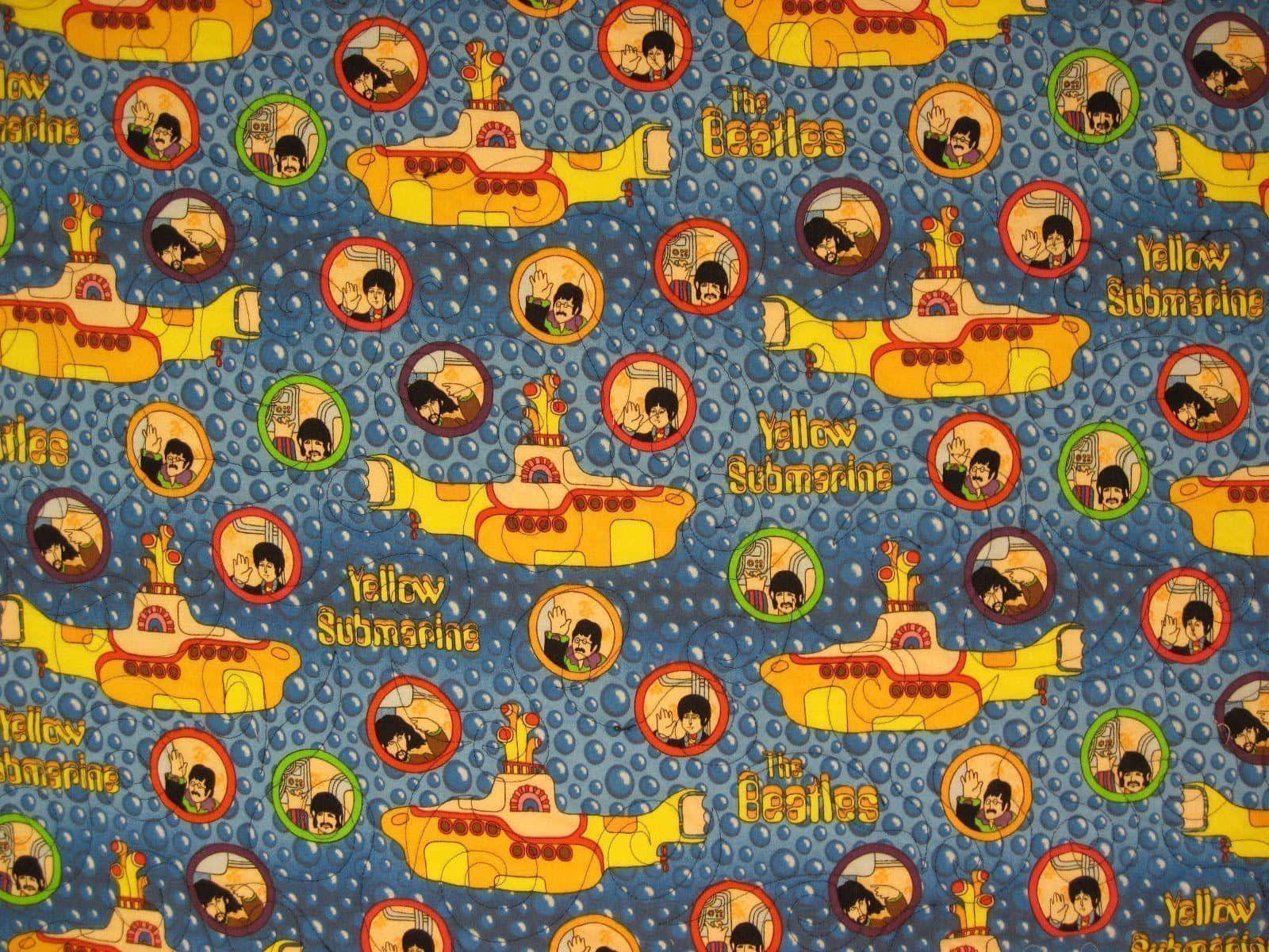 Yellow Submarine 桌布 壁紙 — 充滿活力的藍色壁紙圖案，重複出現黃色潛艇和披頭四的圓形肖像，並帶有 'Yellow Submarine' 文字。