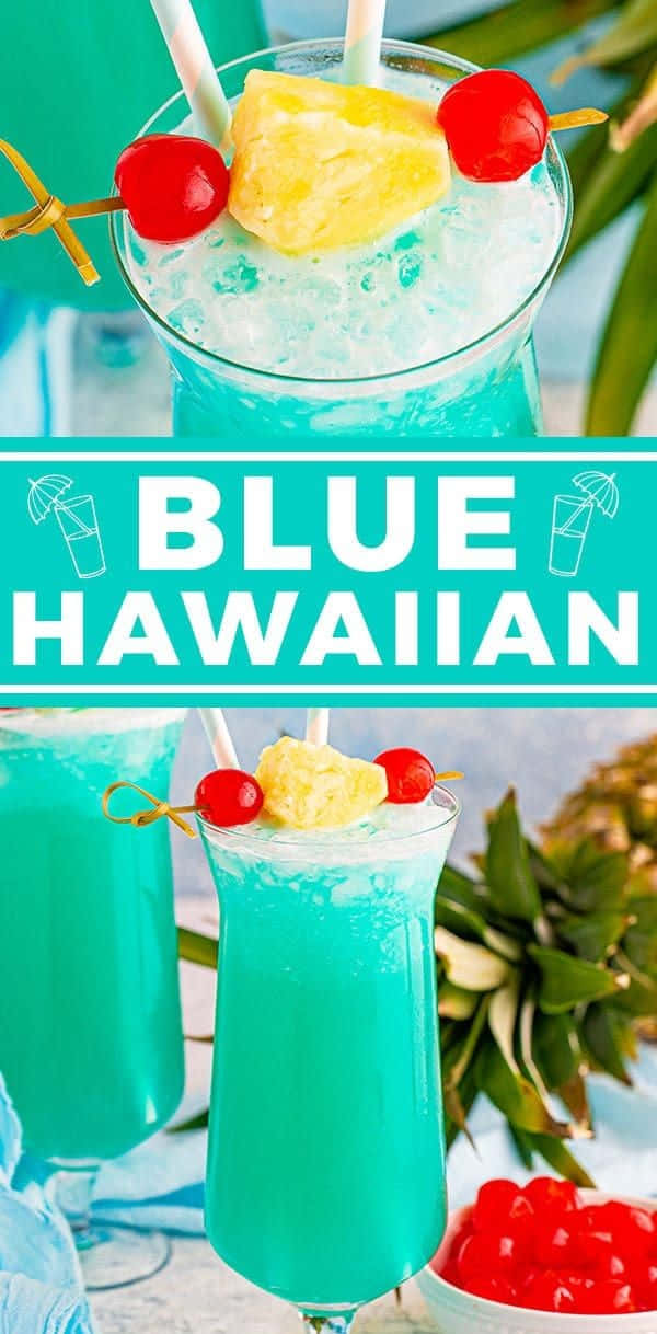 Blue Hawaii 桌布 壁紙 — 充滿活力的藍色夏威夷雞尾酒，上面放有鳳梨片和櫻桃，襯托熱帶葉子。