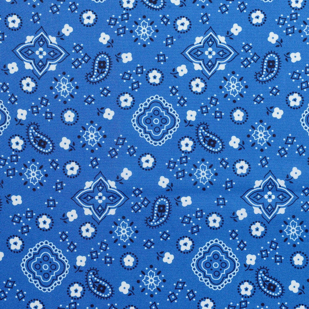 bandana 桌布 壁紙 — 充滿活力的藍色布料，飾有複雜的白色和深藍色佩斯利花卉幾何圖案。
