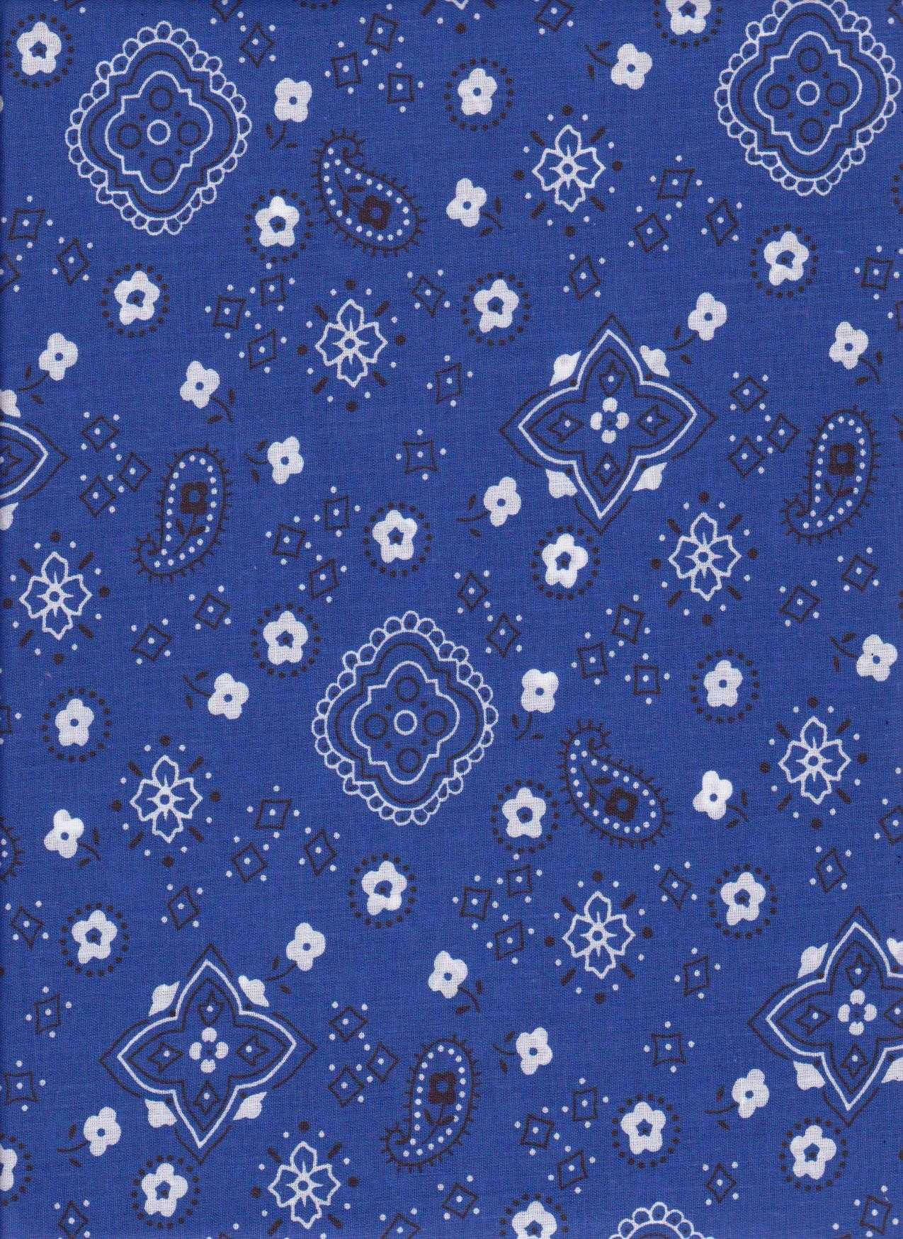 bandana 桌布 壁紙 — 充滿活力的藍色布料，飾有複雜的白色和深藍色佩斯利花卉圖案，在表面重複出現。